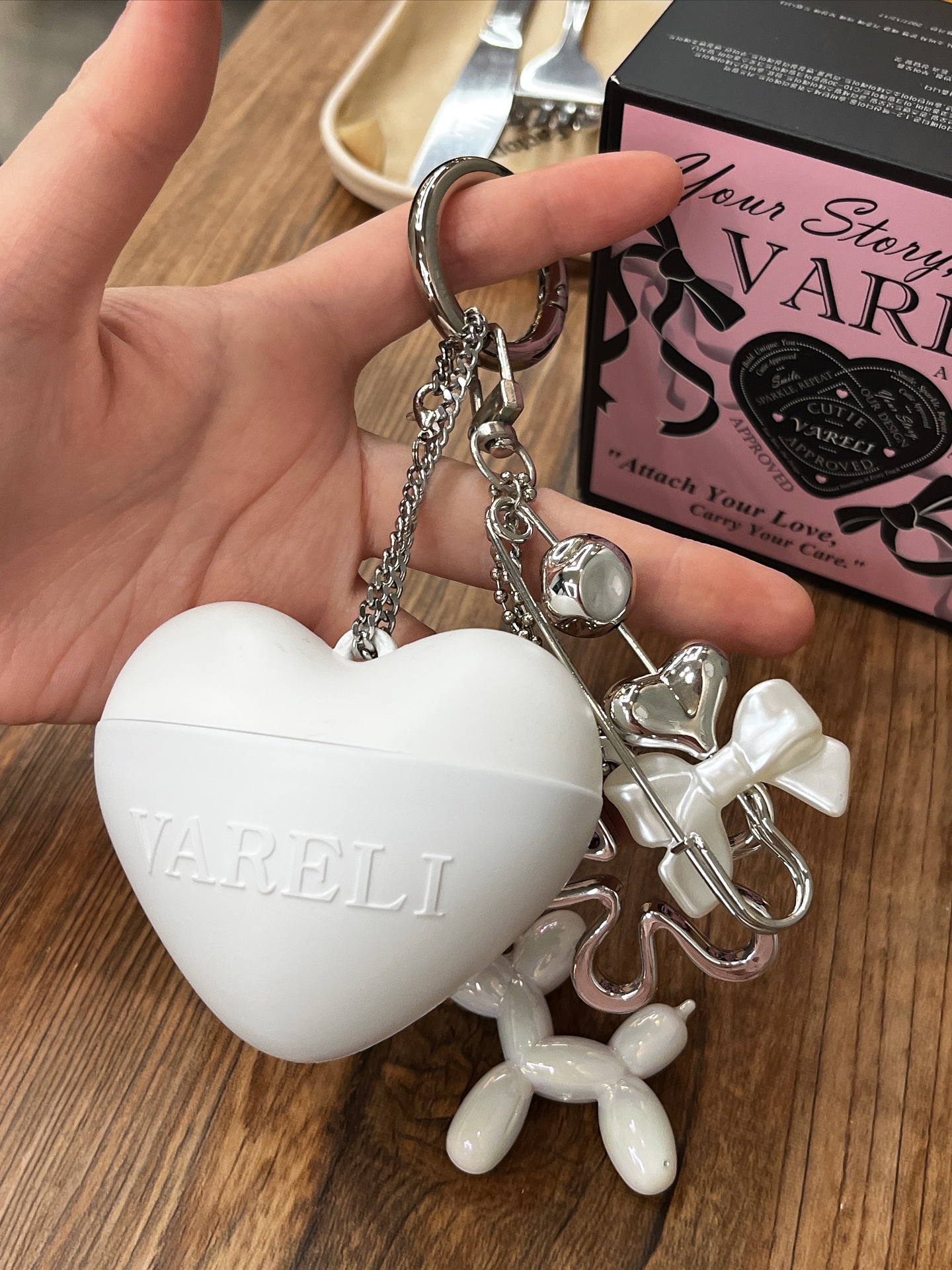 @vareli_kr x @amood_jp_official 

水分たっぷりで良い香りすぎるパフュームハンドクリーム。

☆。.:＊・゜✩.*˚.︎︎⟡*

韓国の女の子って感じ！！甘くてすごくいい香り！！！

ガーリーな見た目が可愛く