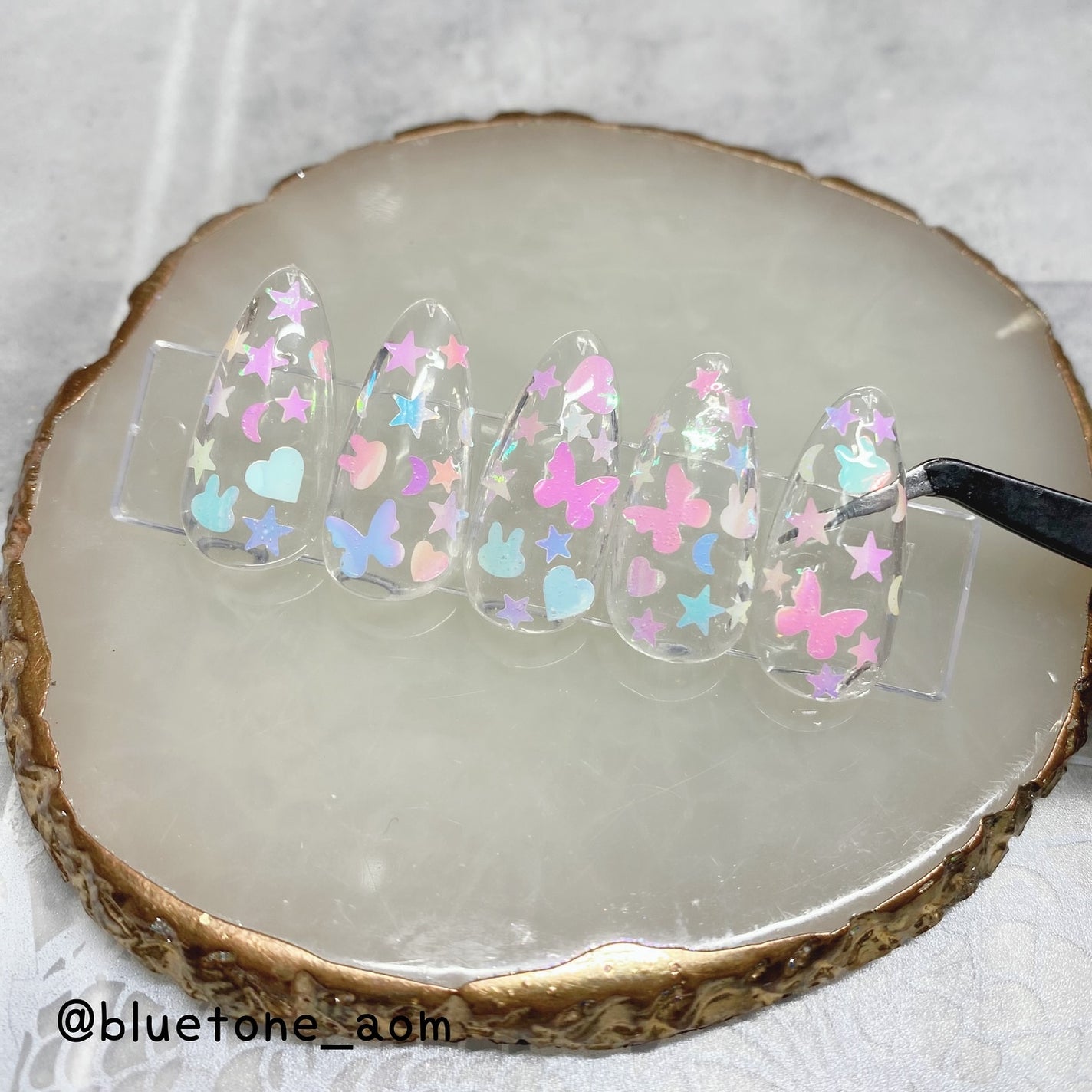 ⋆͛🦖⋆͛aomi on LIPS 「ホログラムネイル!SHEINで購入したホログラム!ちょっと固め..」(2枚目)