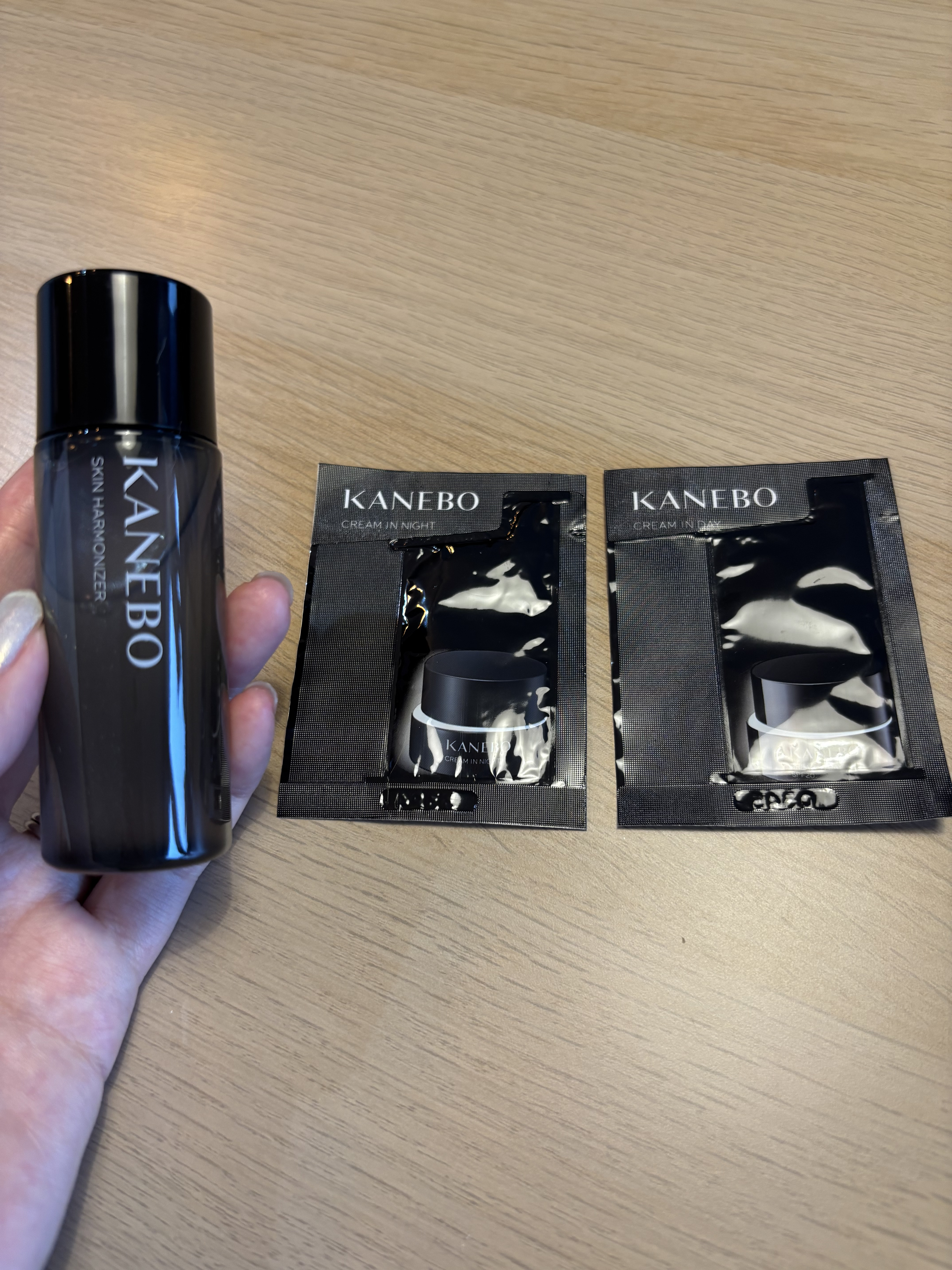 KANEBO　スキン　ハーモナイザー　ミニサイズ　38ml　

アットコスメでのリピ品です

ミニサイズで使い切りやすく衛生面でもおすすめです

何度もリピートしていて油分をコントロールしてくれるようなイメージです

メイク前にはかかせませ
