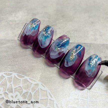 ⋆͛🦖⋆͛aomi on LIPS 「ヴィランみのあるインクニュアンスネイル!深いパープルに白とかブ..」(6枚目)