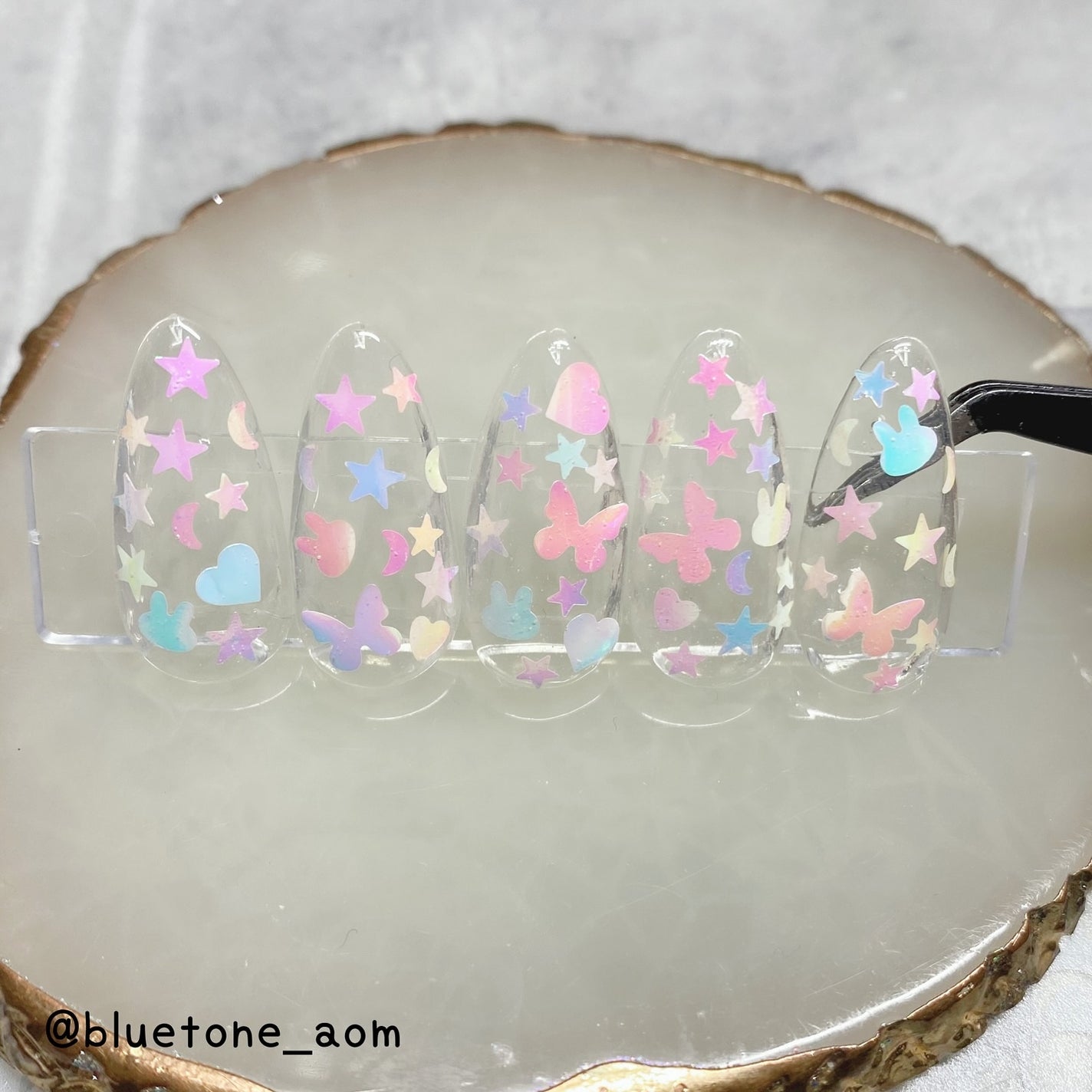 ⋆͛🦖⋆͛aomi on LIPS 「ホログラムネイル!SHEINで購入したホログラム!ちょっと固め..」(3枚目)