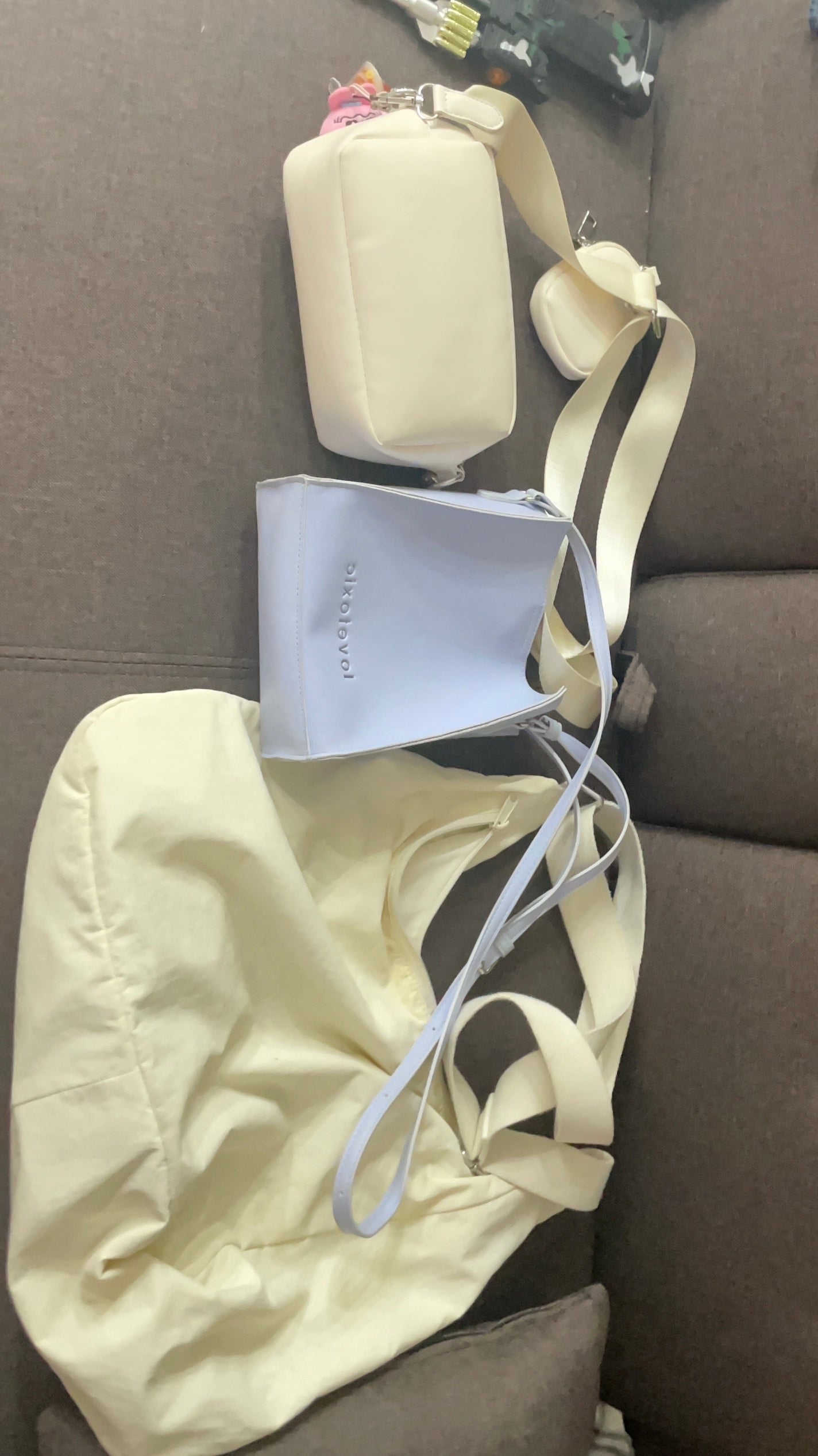 キティ🍎 on LIPS 「みんなーどのバックが良いと思う?私的には色々入れるなら右端で、..」(1枚目)