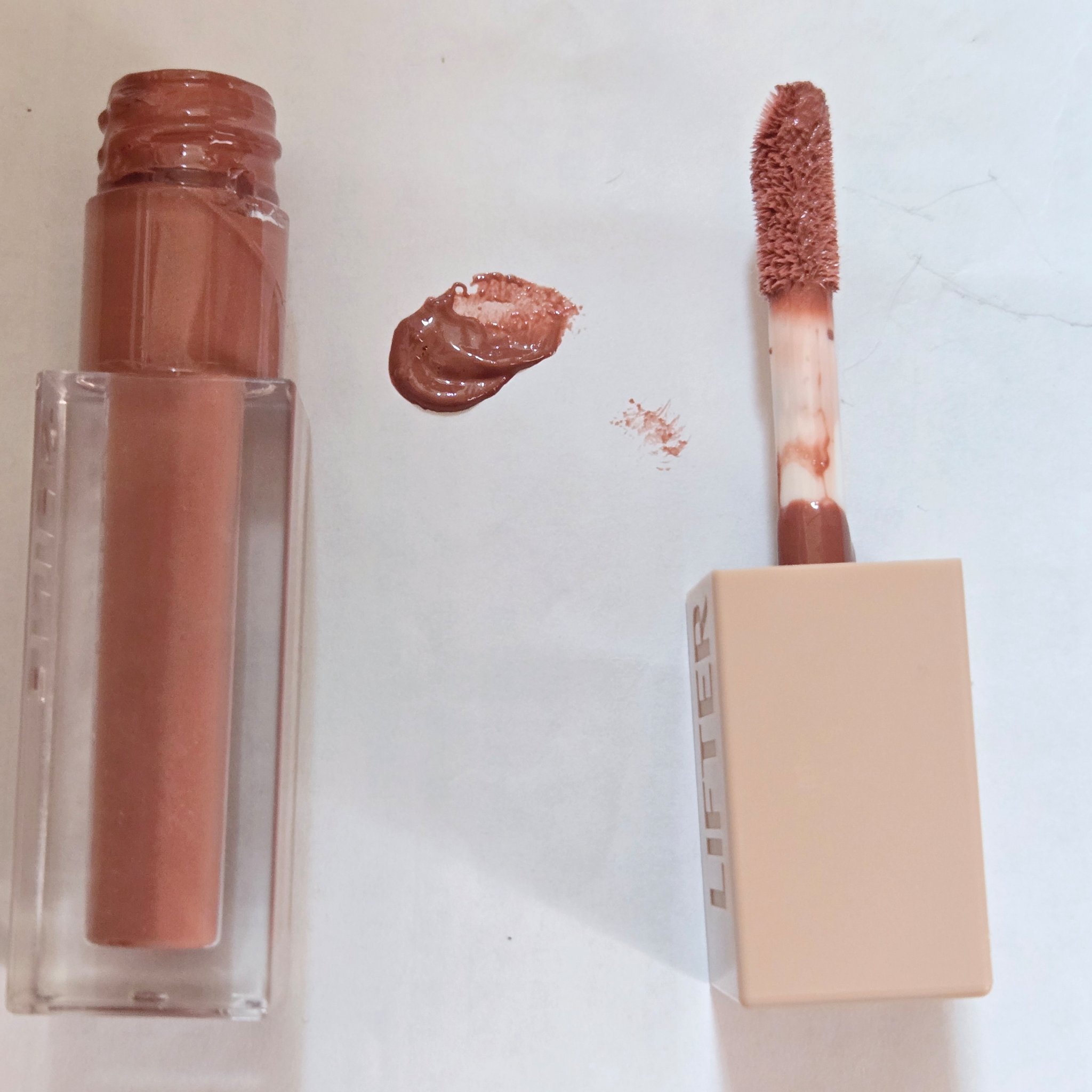 リフターシャイン 004 シルキーヌード/MAYBELLINE NEW YORK/リップグロスを使ったクチコミ（1枚目）