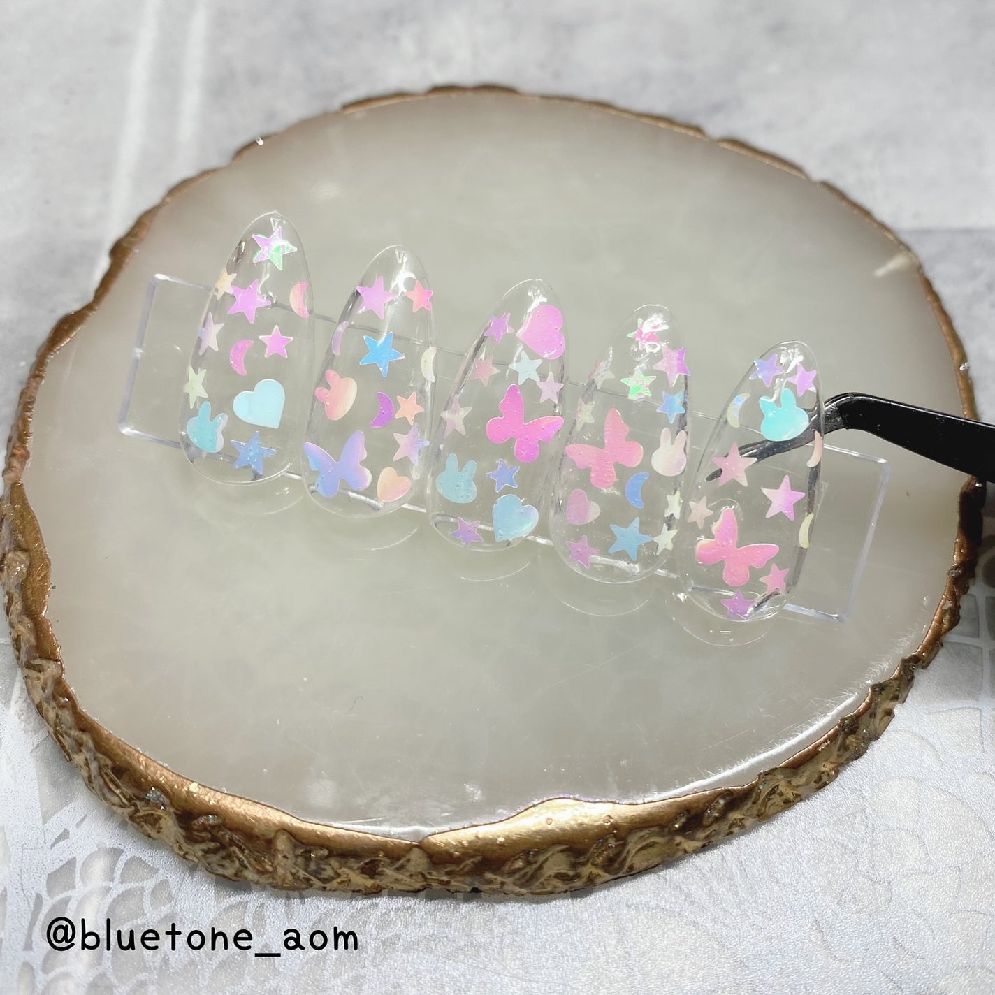 ⋆͛🦖⋆͛aomi on LIPS 「ホログラムネイル!SHEINで購入したホログラム!ちょっと固め..」(6枚目)