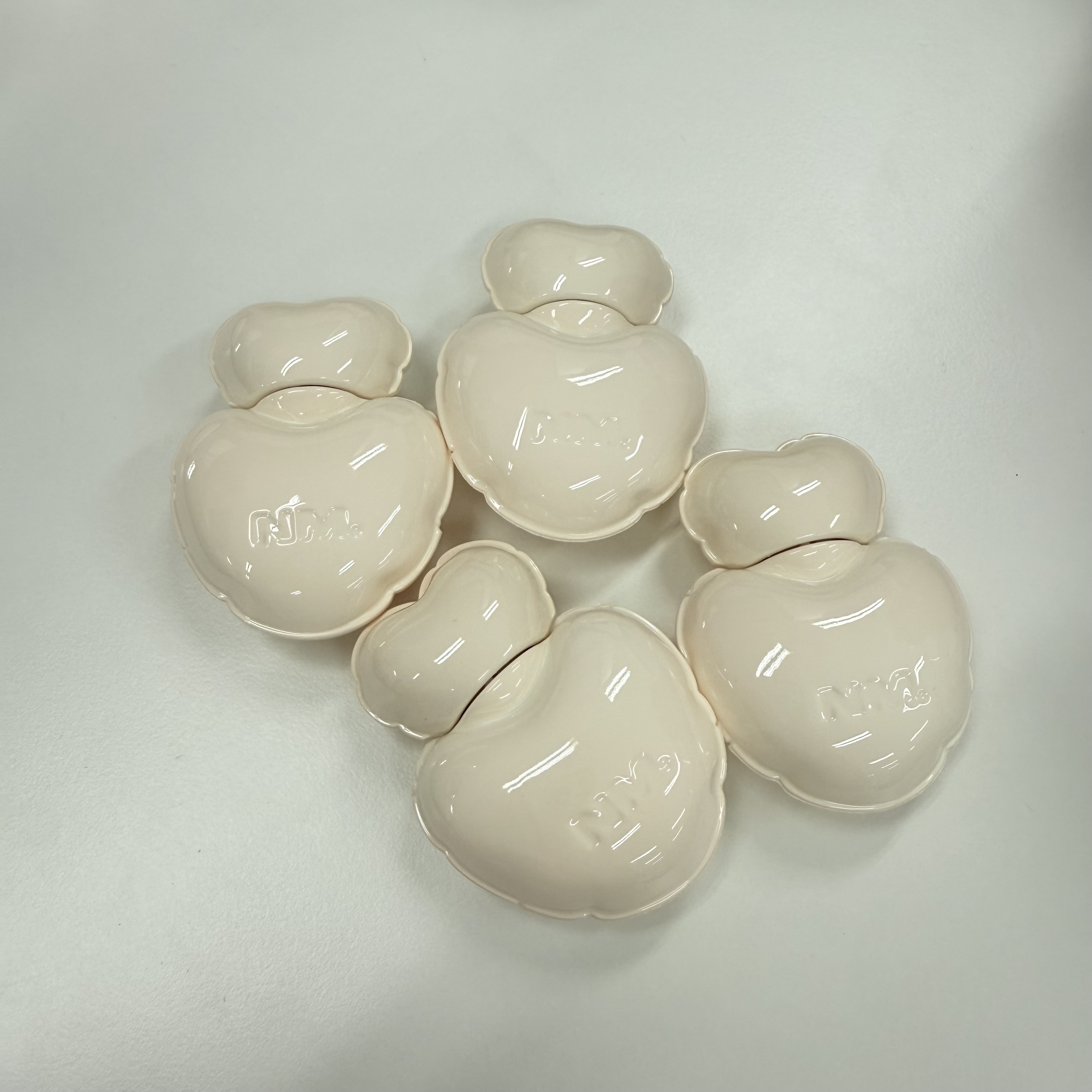 💋THE LOVE SPELL💋
GLOWY HEART LIP TINT🤍

𝟑𝟎秒待つだけで、カラーがぴたっ！
ツヤがじゅわっとあふれる魔法のようなリップ🫧

時間が経つほど色っぽさが増していく、#水光ツヤ リップ✨
塗りた