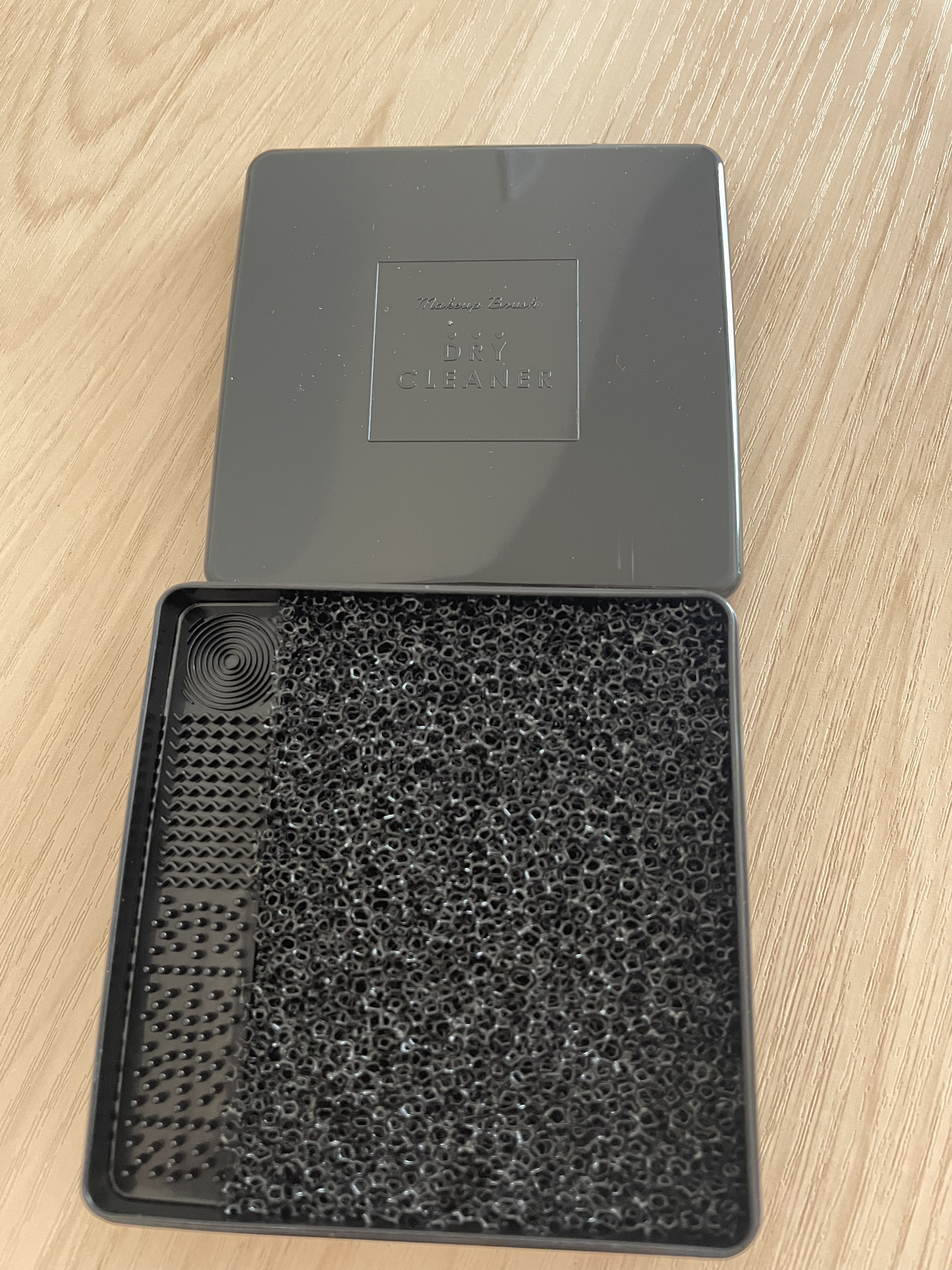 メイクブラシドライクリーナー/DAISO/メイクアップキットを使ったクチコミ（3枚目）