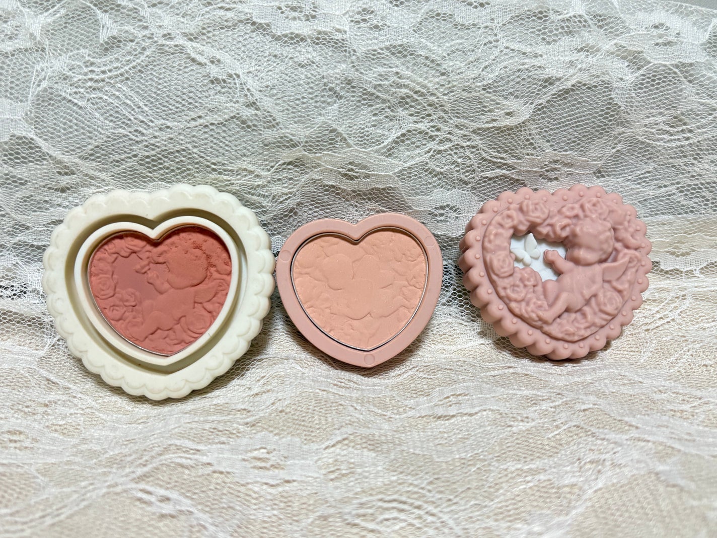 りん on LIPS 「gildinglilyのチークまずパケが大優勝💕可愛すぎて置い..」(3枚目)