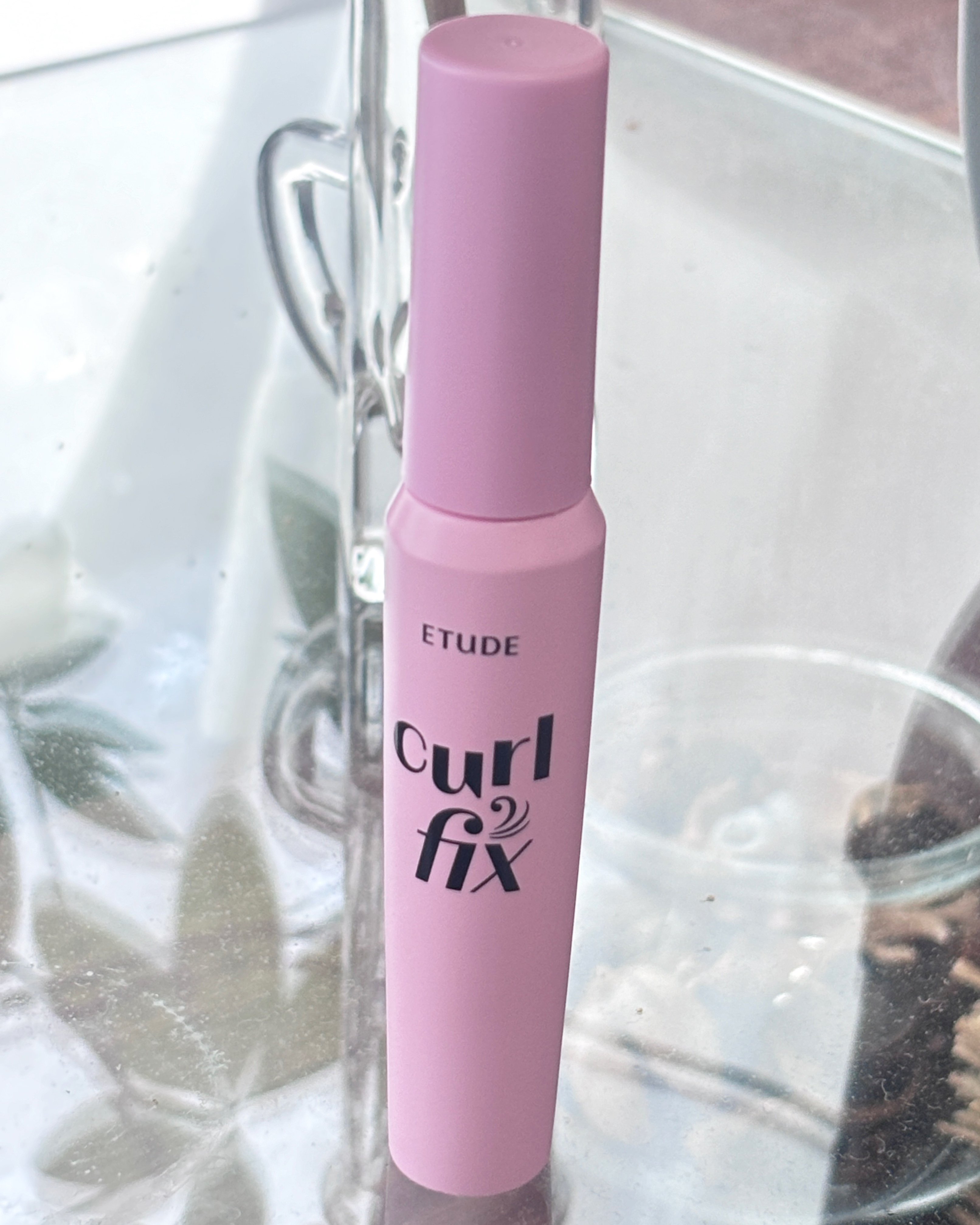 
ETUDE
カールフィックスマスカラの紹介です♪




ビューラーいらず…⁉︎
カーフィックスマスカラ ブラック、　　
予想以上に上がるアイテムとして知られています！




液は重たくないのに、
まつ毛がきゅっと上がって、そのままキー