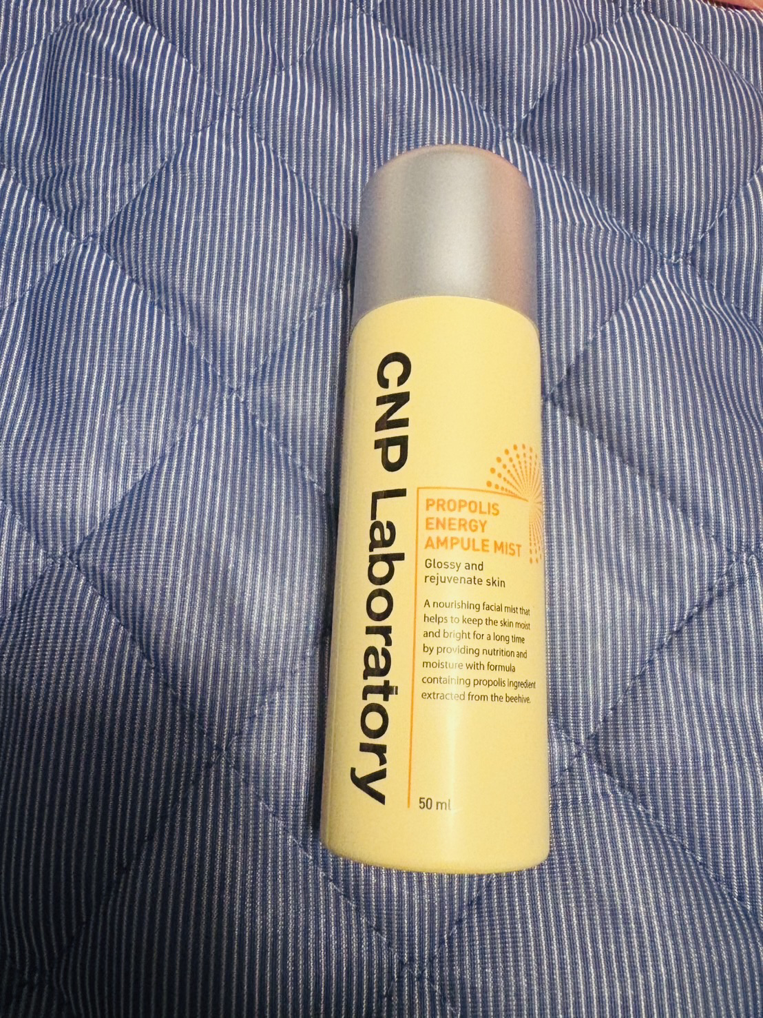 CNP プロP ミスト

ミツバチの巣由来のプロポリスエキス配合で、みずみずしいツヤ肌を叶えるミストです。
細かい霧状のミストが肌の奥深くまで潤いを与え、メイクの上からでも使えるのが特徴。
軽やかなテクスチャーで、乾燥が気になる時にもシュッ