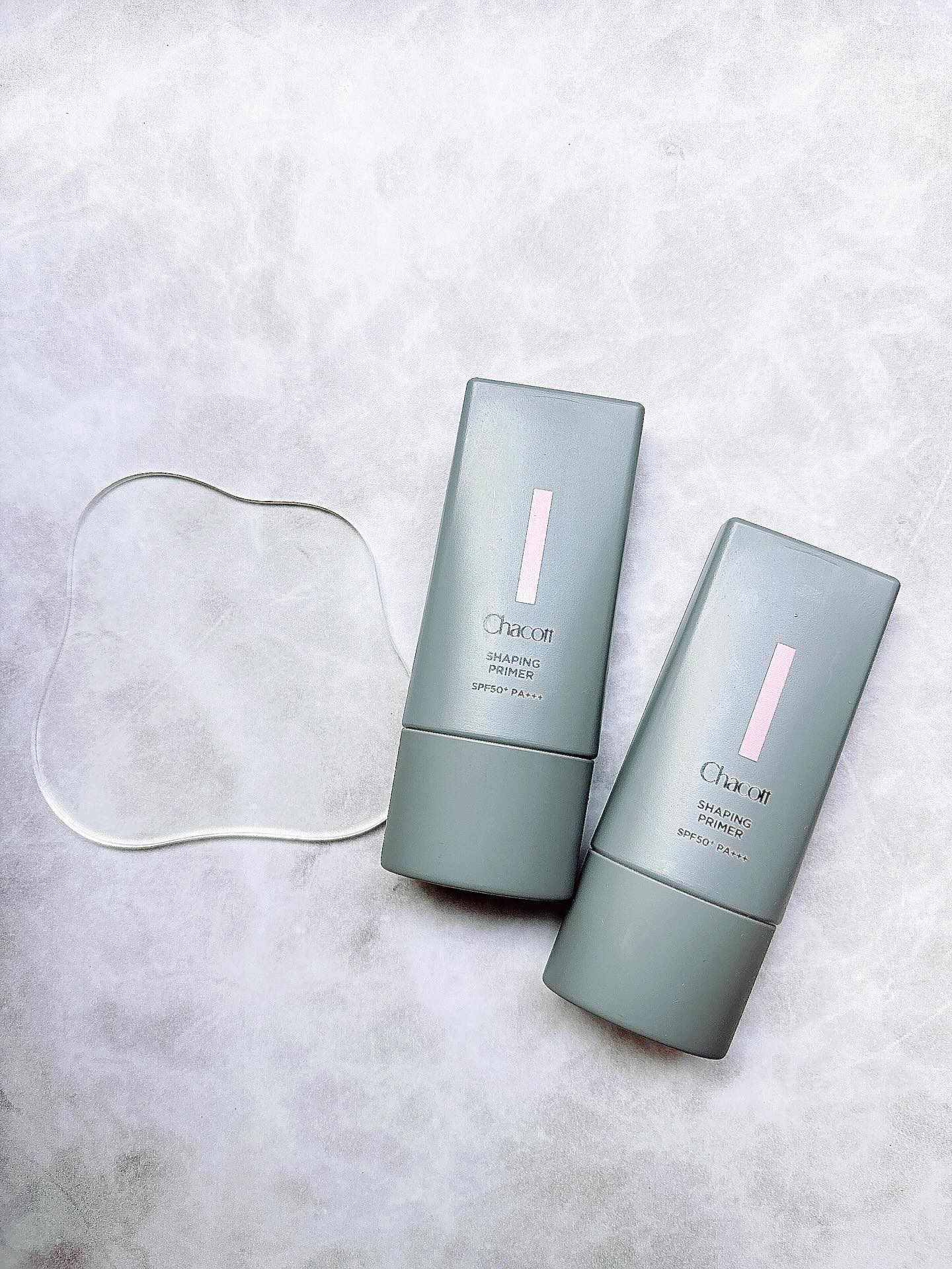 ＼下地でコントゥアリングが叶う✨／

ベースメイクといえばのチャコットの新下地が出たよ🫧

なんと下地を塗るだけで顔のメリハリが際立つ、コントゥア苦手な私にめちゃ嬉しい仕様🥹💭

どちらも自然なメリハリとツヤ感が叶う色展開なんだけど、