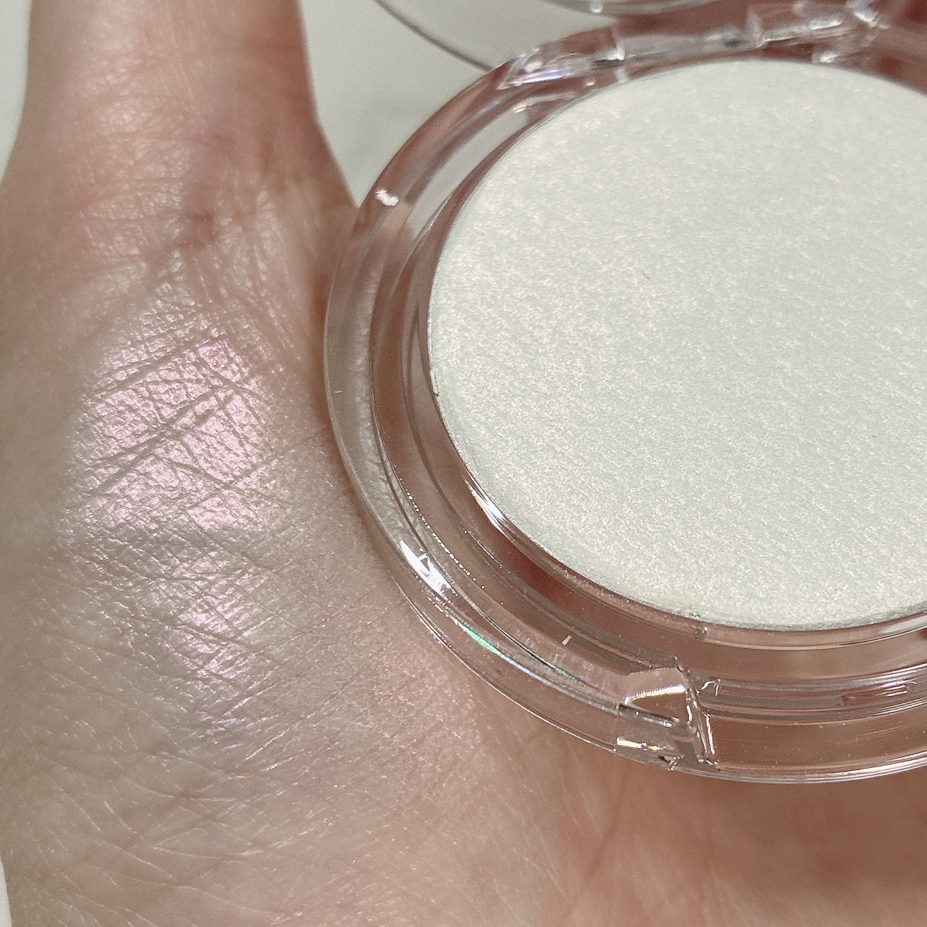 バニラコ　シルキーグロウハイライター/BANILA CO/パウダーハイライトを使ったクチコミ（3枚目）