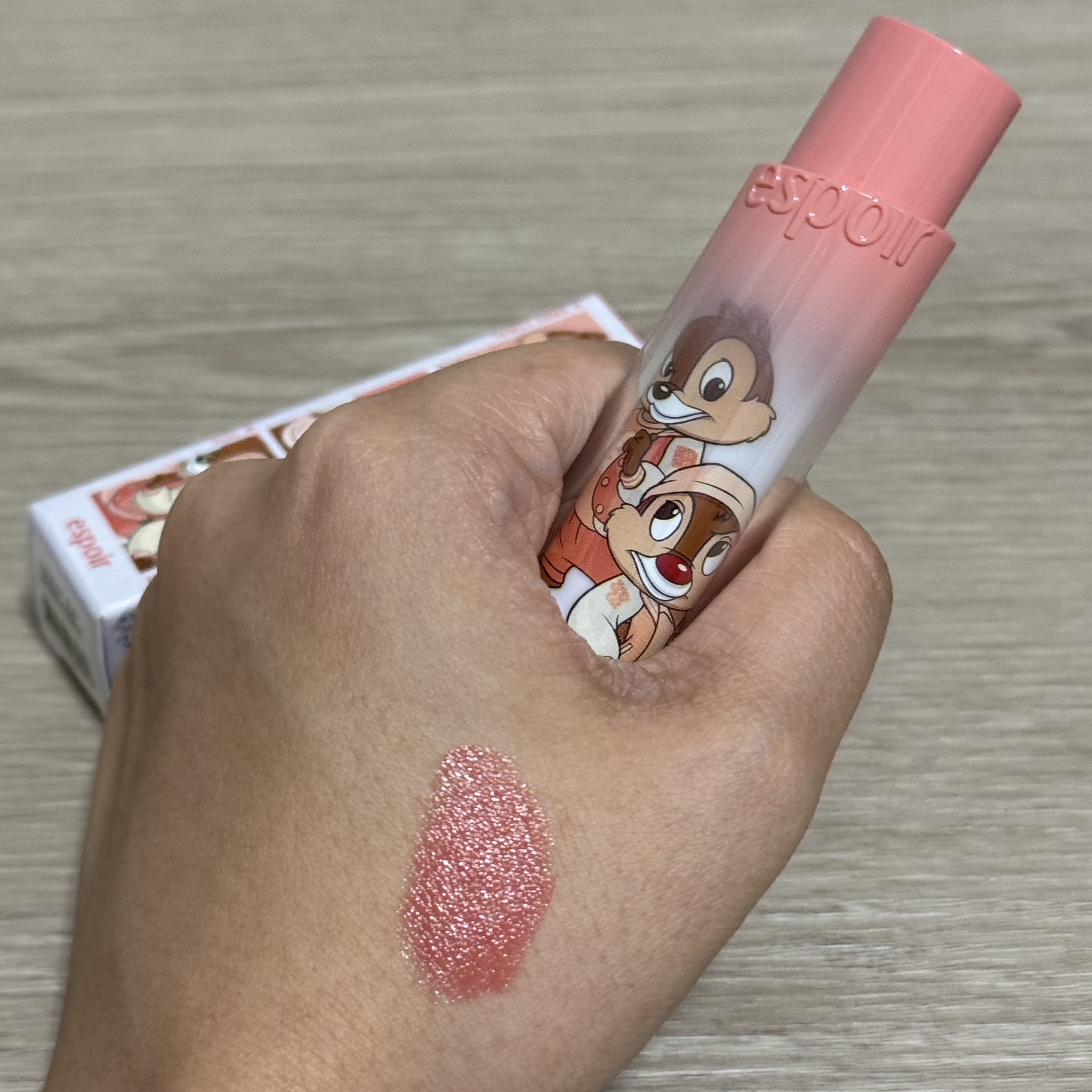 ノーウェアリップスティック バーミンググロー 14 スウェーコーラル(ディズニーエディション)/espoir/口紅を使ったクチコミ（3枚目）