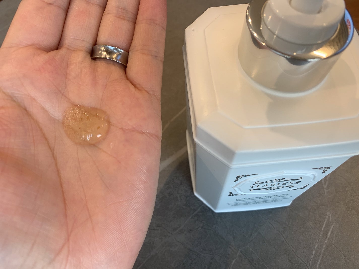 パフュームボディソープ リリィムスクホワイトティー/TEABLESS/ボディソープを使ったクチコミ(2枚目)