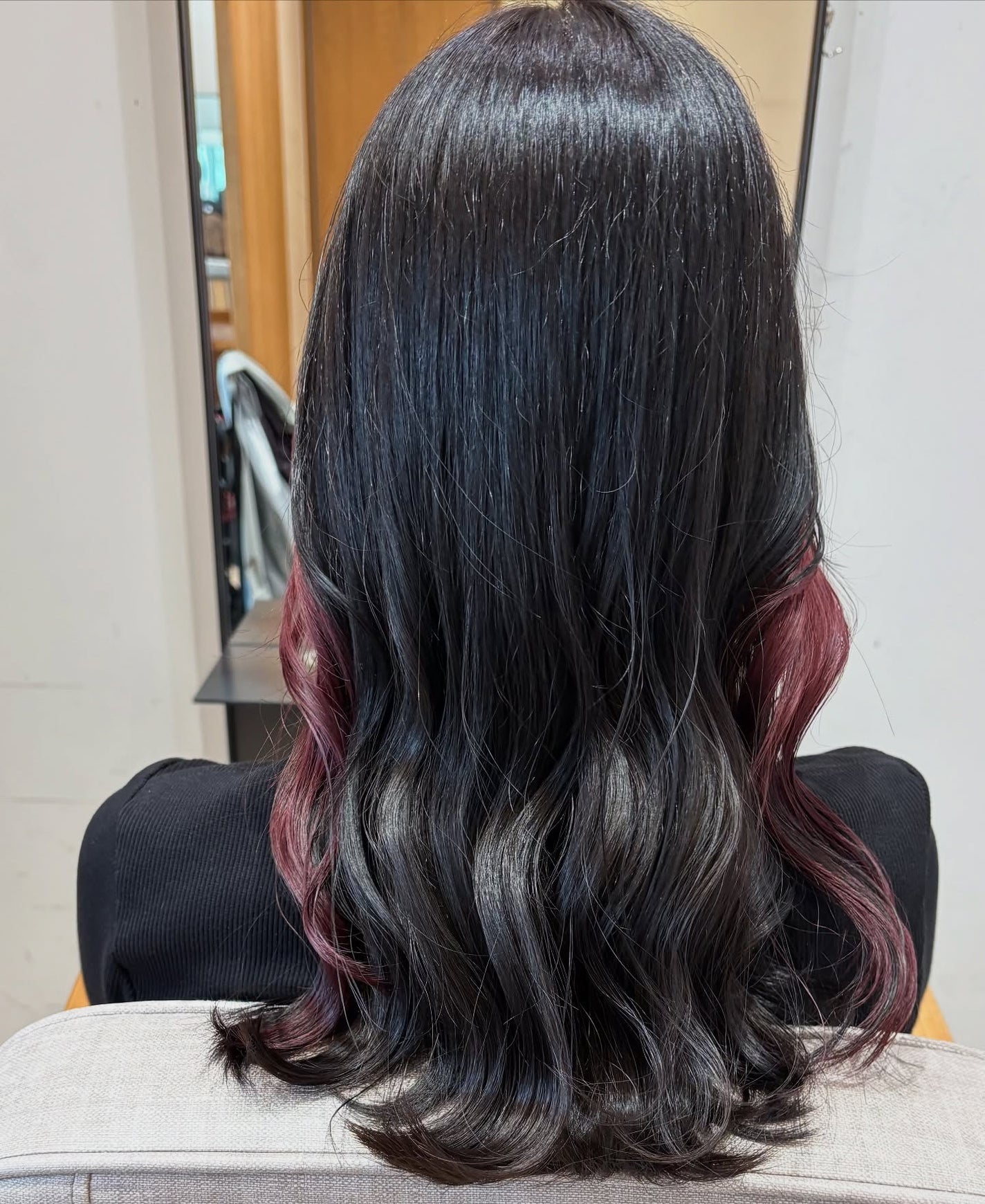 ゆうひ☁*°美容師 on LIPS 「🖤×🩷クールで可愛い組み合わせイヤリングカラーも高い位置から入..」(2枚目)