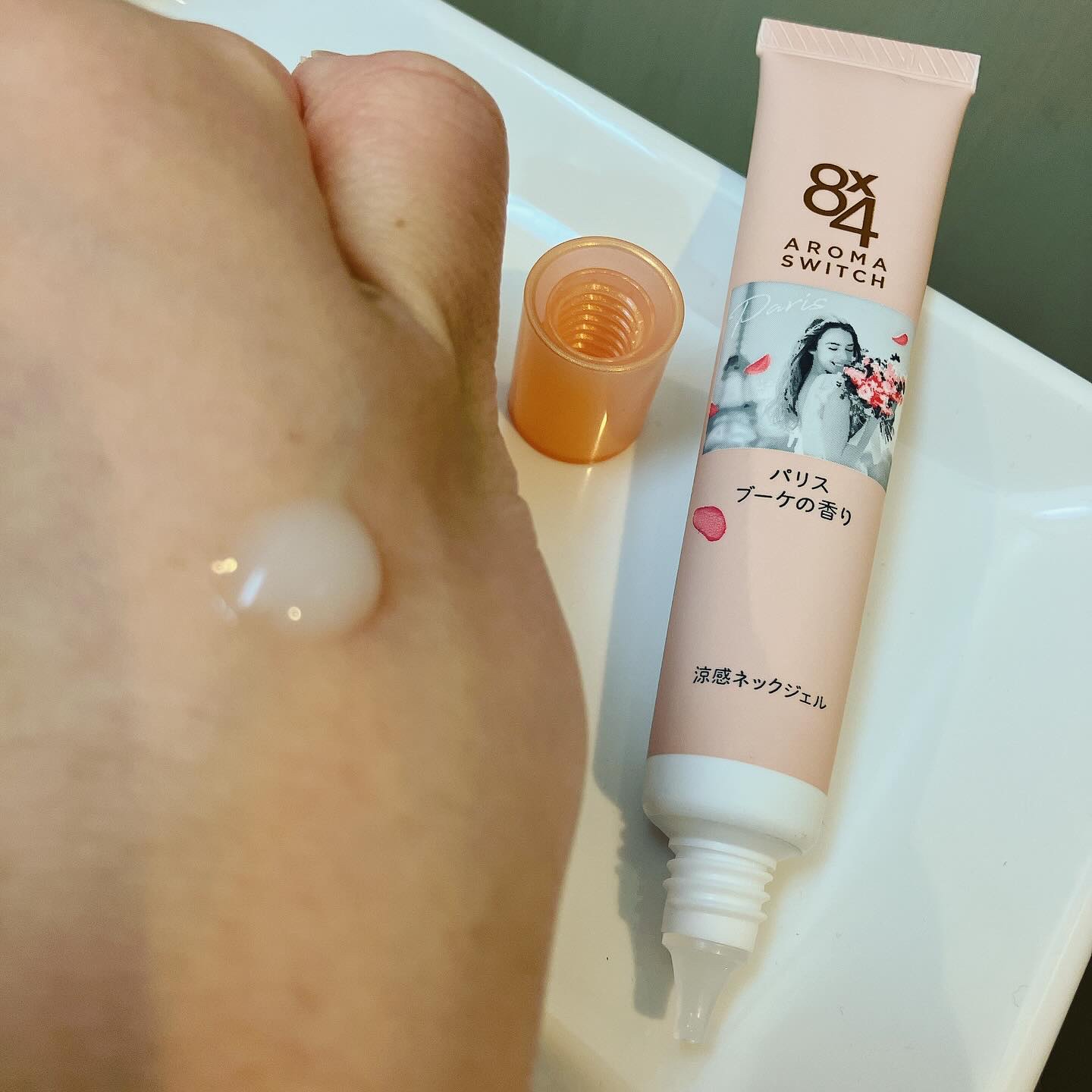 8x4 アロマスイッチ 涼感ネックジェル パリスブーケの香り/８ｘ４/デオドラント・制汗剤を使ったクチコミ（2枚目）