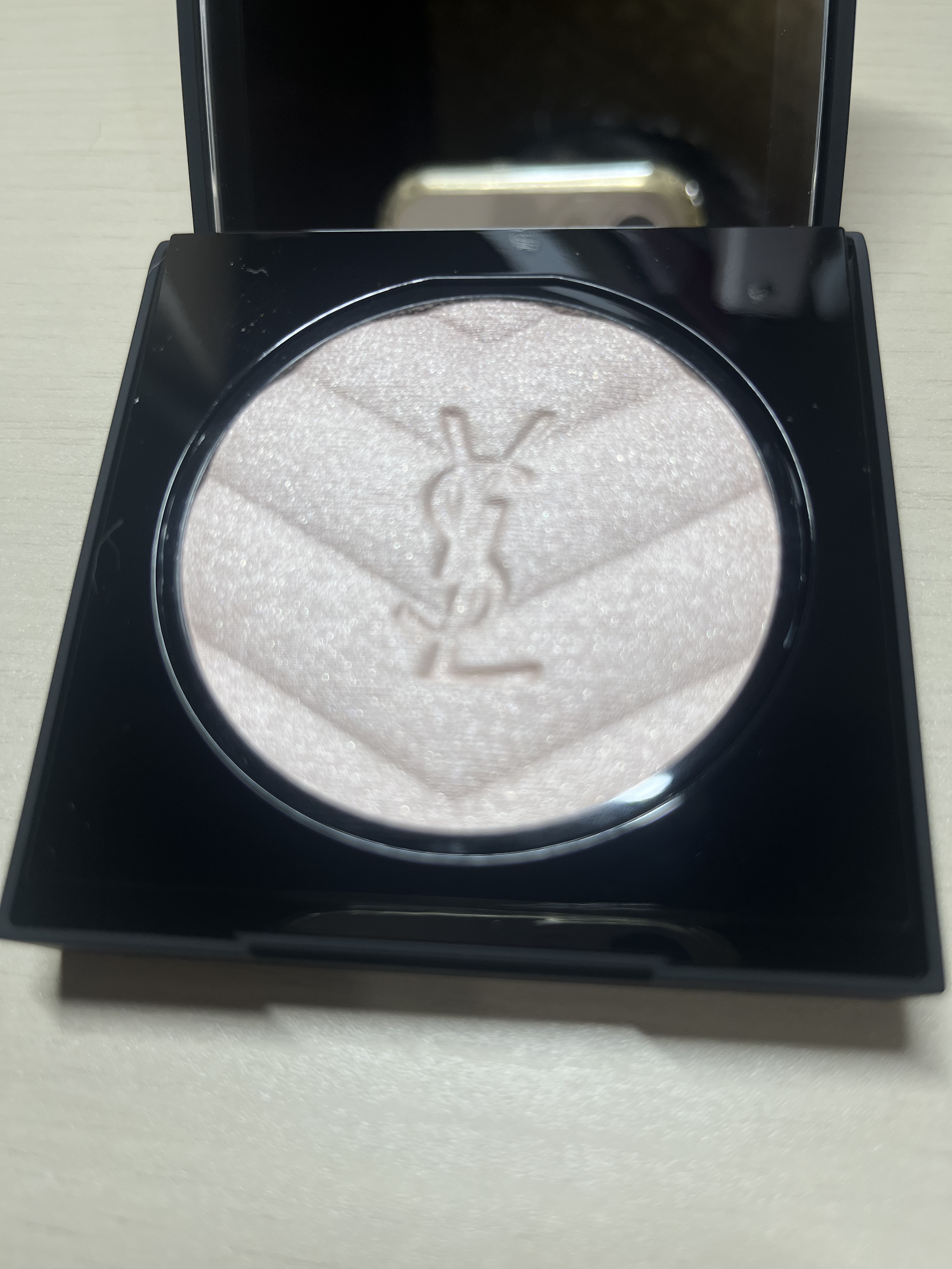 オールアワーズ ハイパールミナイザー #01 リバティーン ライト/YVES SAINT LAURENT BEAUTE/パウダーハイライトを使ったクチコミ（3枚目）