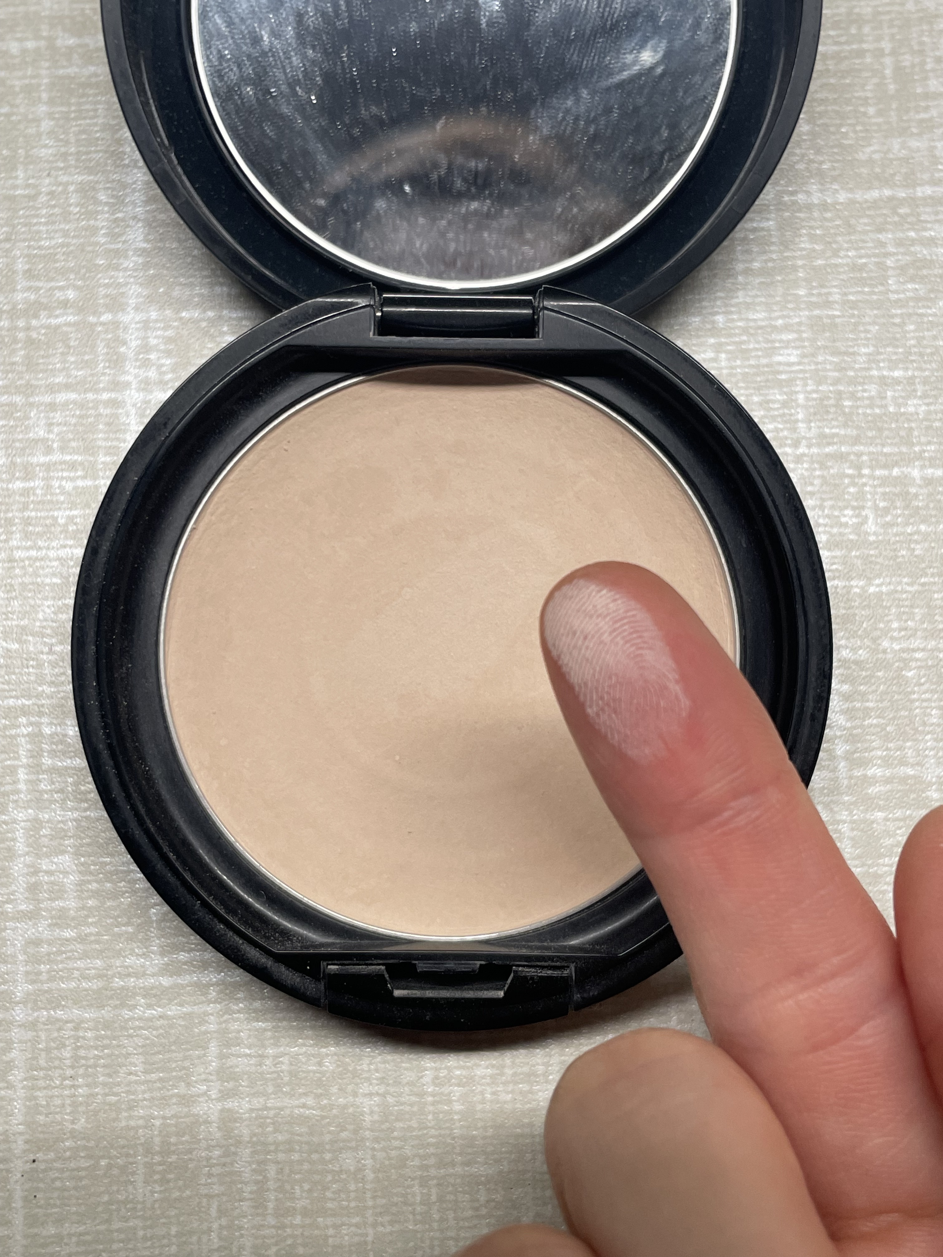 ミネラルシルキーベール/エトヴォス/プレストパウダーを使ったクチコミ（2枚目）