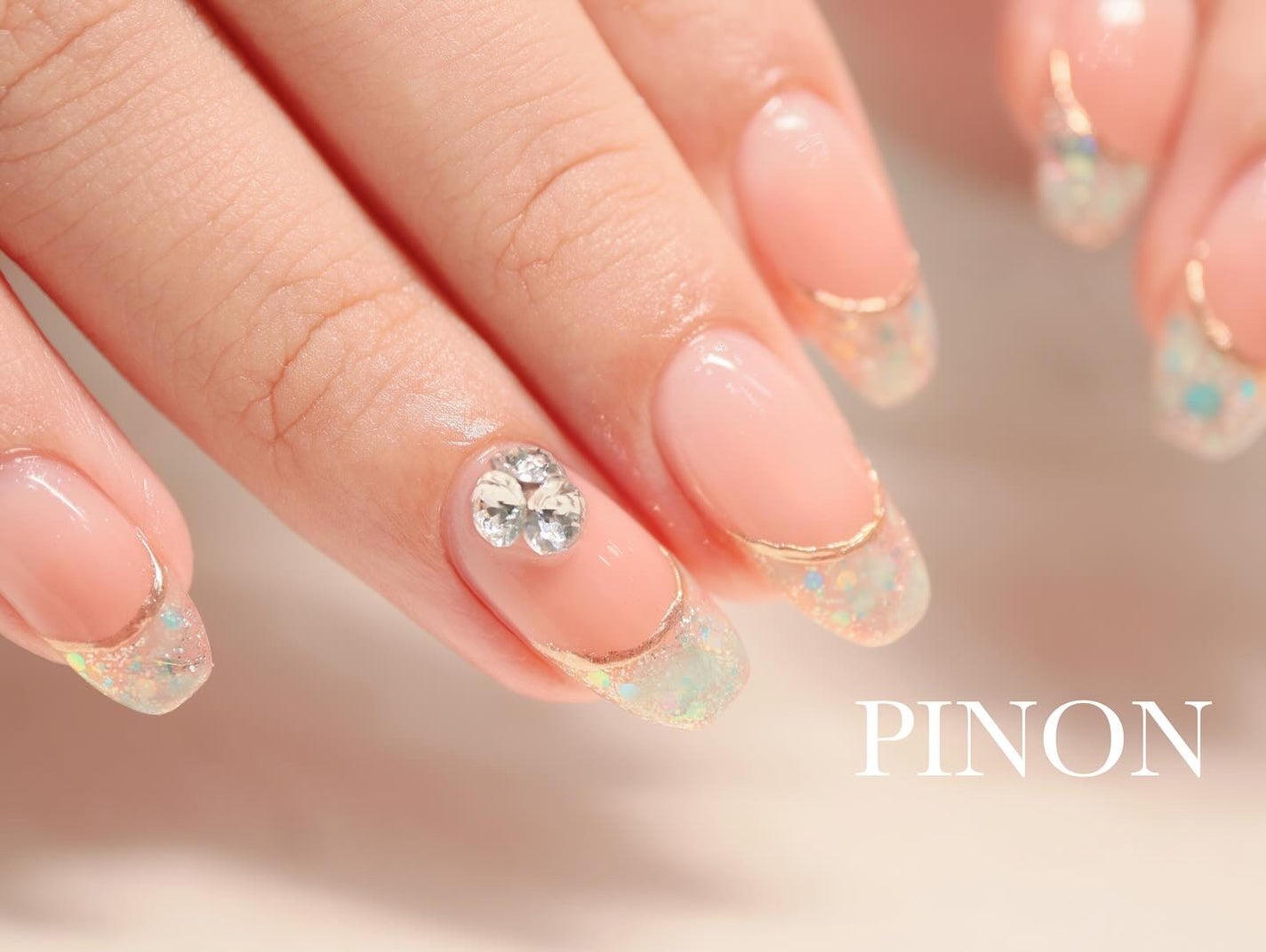 shino on LIPS 「持ち込みデザイン☺︎キラキラフレンチ+bijou暑い季節でも指..」(3枚目)