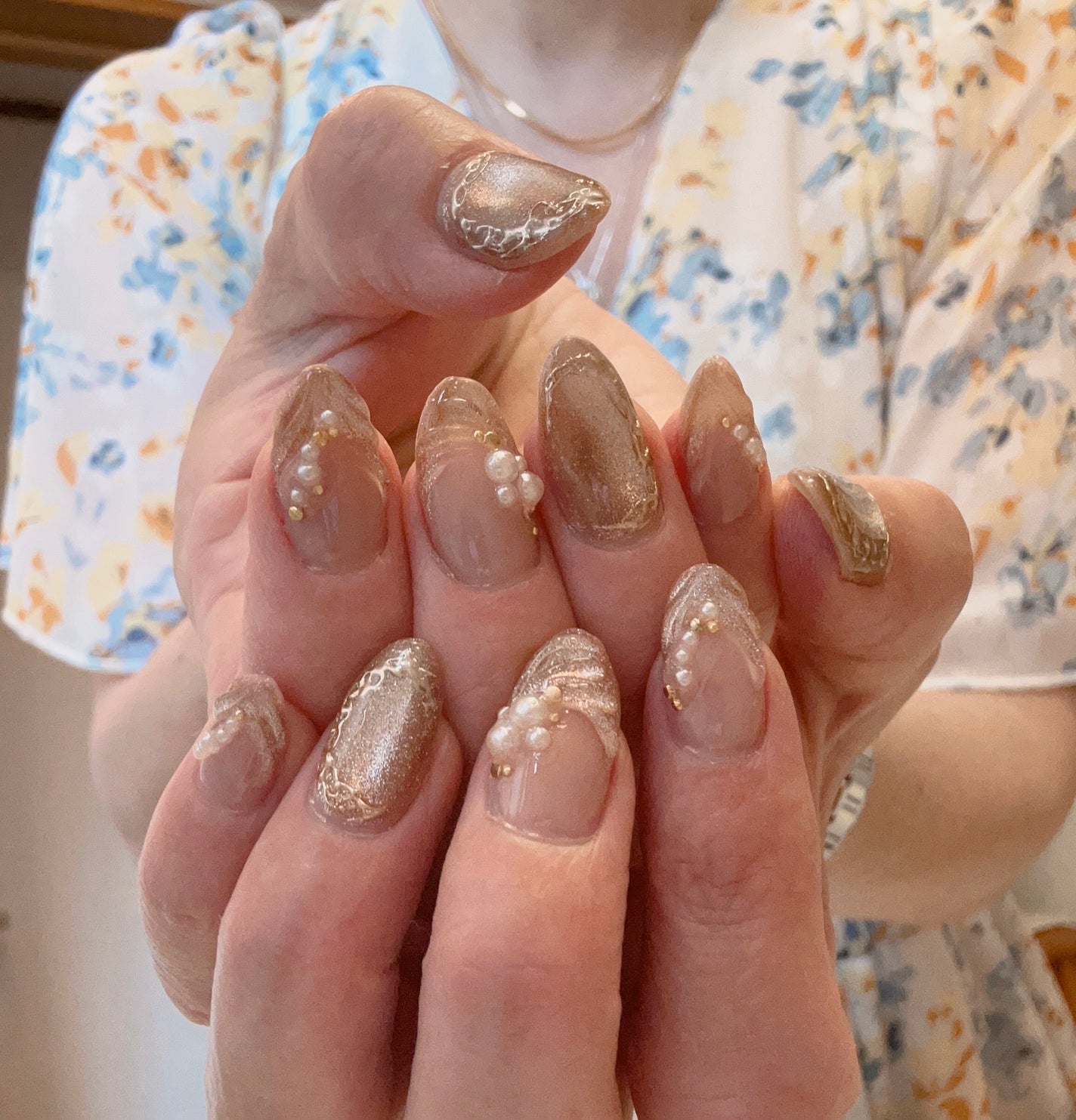 まゆ on LIPS 「シャンパンゴールド✨今月のネイル💅毎日暑い日が続いてるのでネイ..」(1枚目)