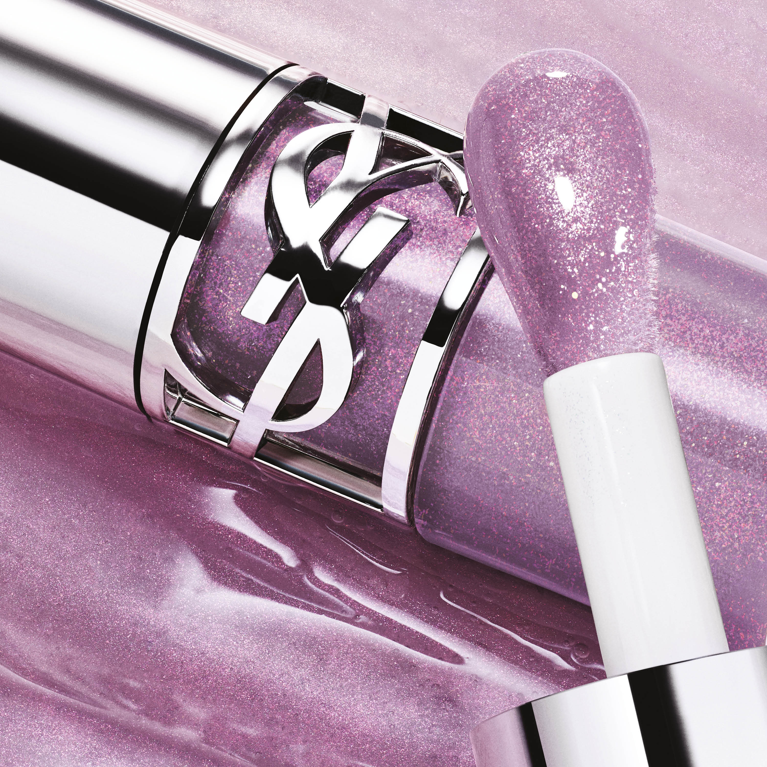 【先行発売】
公式オンライン ブティック/表参道フラッグシップ ブティック

ザ・プランパー解禁。
大胆なツヤ。ジンジャーハグ・プランプ。

ひと塗りで大胆なツヤとぷっくりした唇を叶える、YSL初のグロスプランパーが誕生。

YSL初のジン