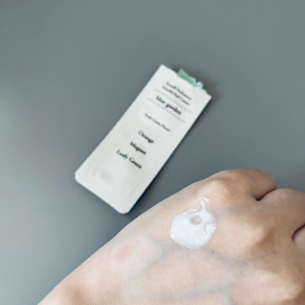 パフューマリー ハンド＆ネイルクリーム ブルーガーデン 50ml/カミール/ハンドクリームを使ったクチコミ（2枚目）