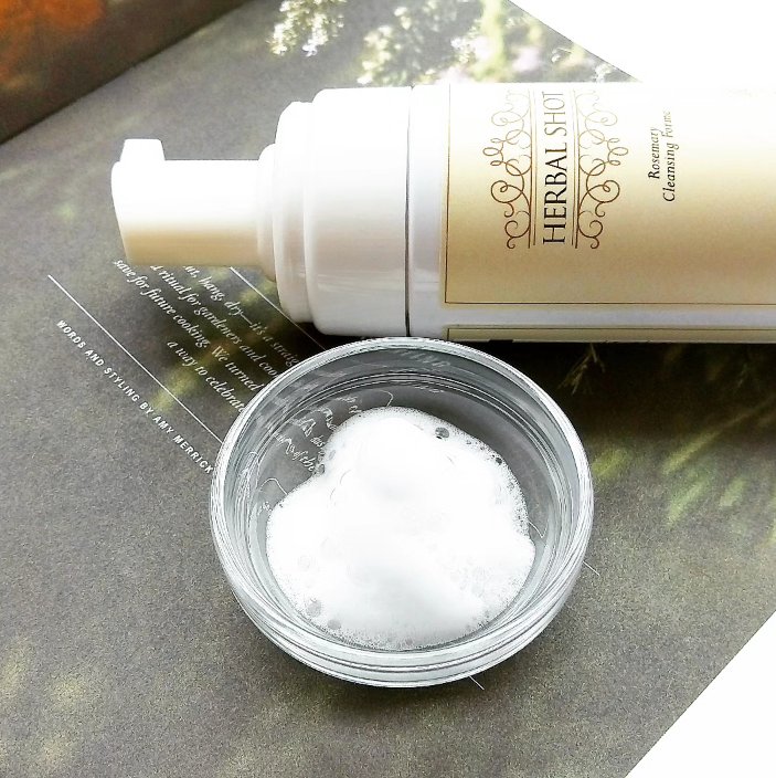ふわふわ泡クレンジング（ローズマリー）/Herbal Shot/洗顔フォームを使ったクチコミ（2枚目）