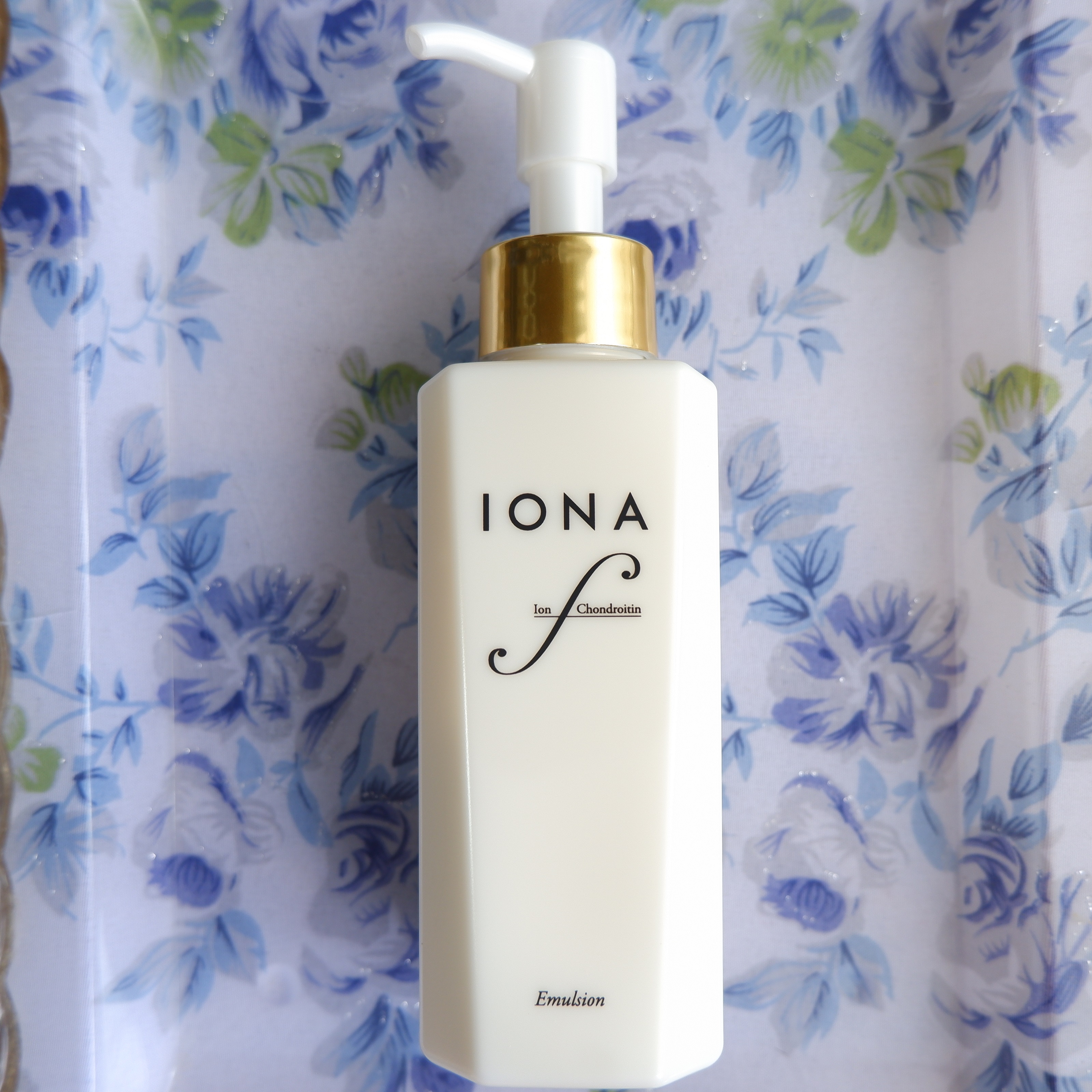 イオナ エフ エマルジョンのクチコミ「軽やかになじむ乳液です。

中身は真っ白な乳液。
みずみずしく、すっと伸びます。
とても軽やか.....」（1枚目）