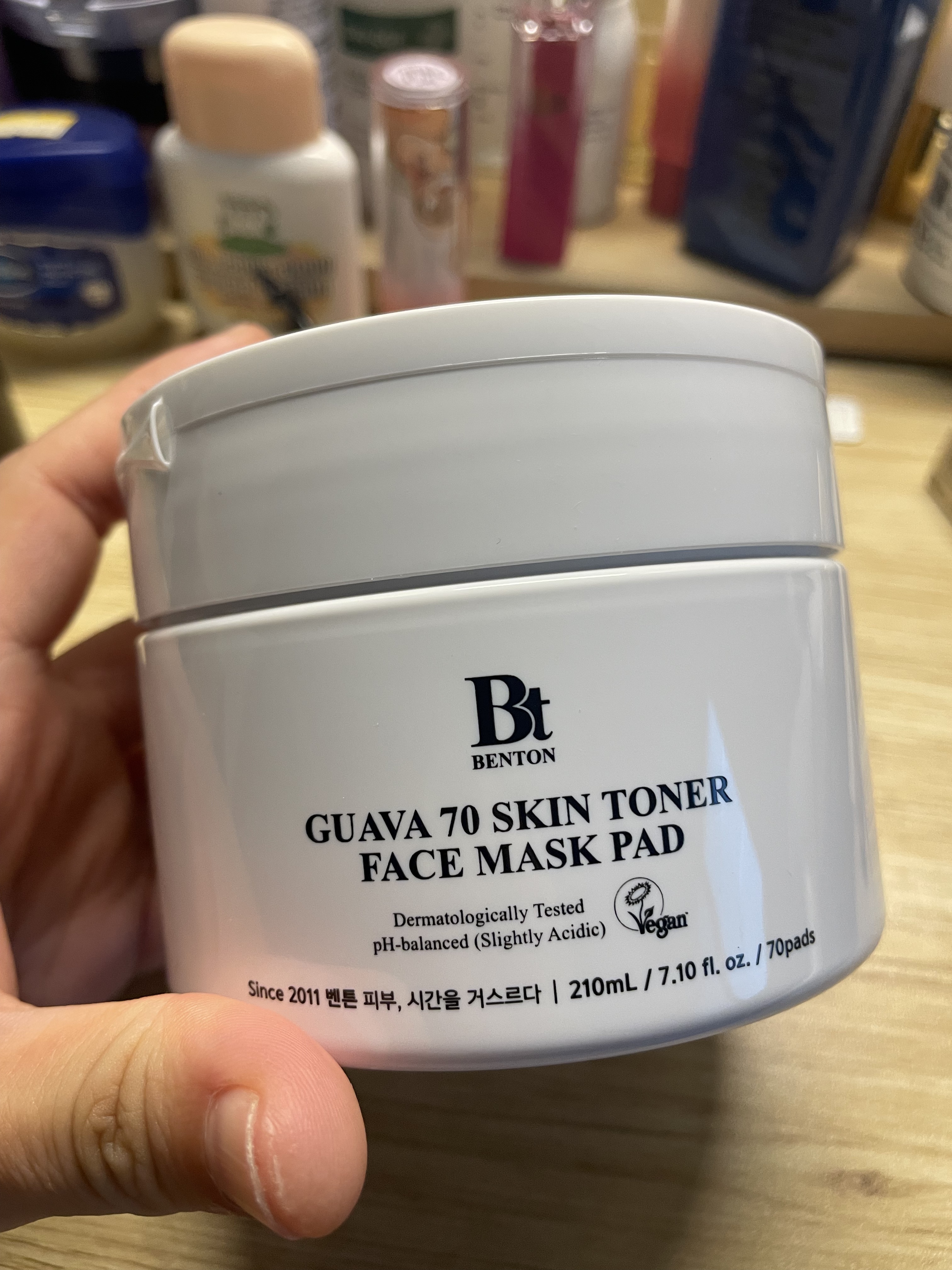 ベントンのグアバパッド使ってみた🍃✨

最近いろんなトナーパッド使ってるけど、これめっちゃよかった…！
**まずパッドが他のより大きくて、しかもめちゃくちゃ薄い！**なのに、
エッセンスがひたひたすぎてびっくり😳💧

顔全部ふき取って