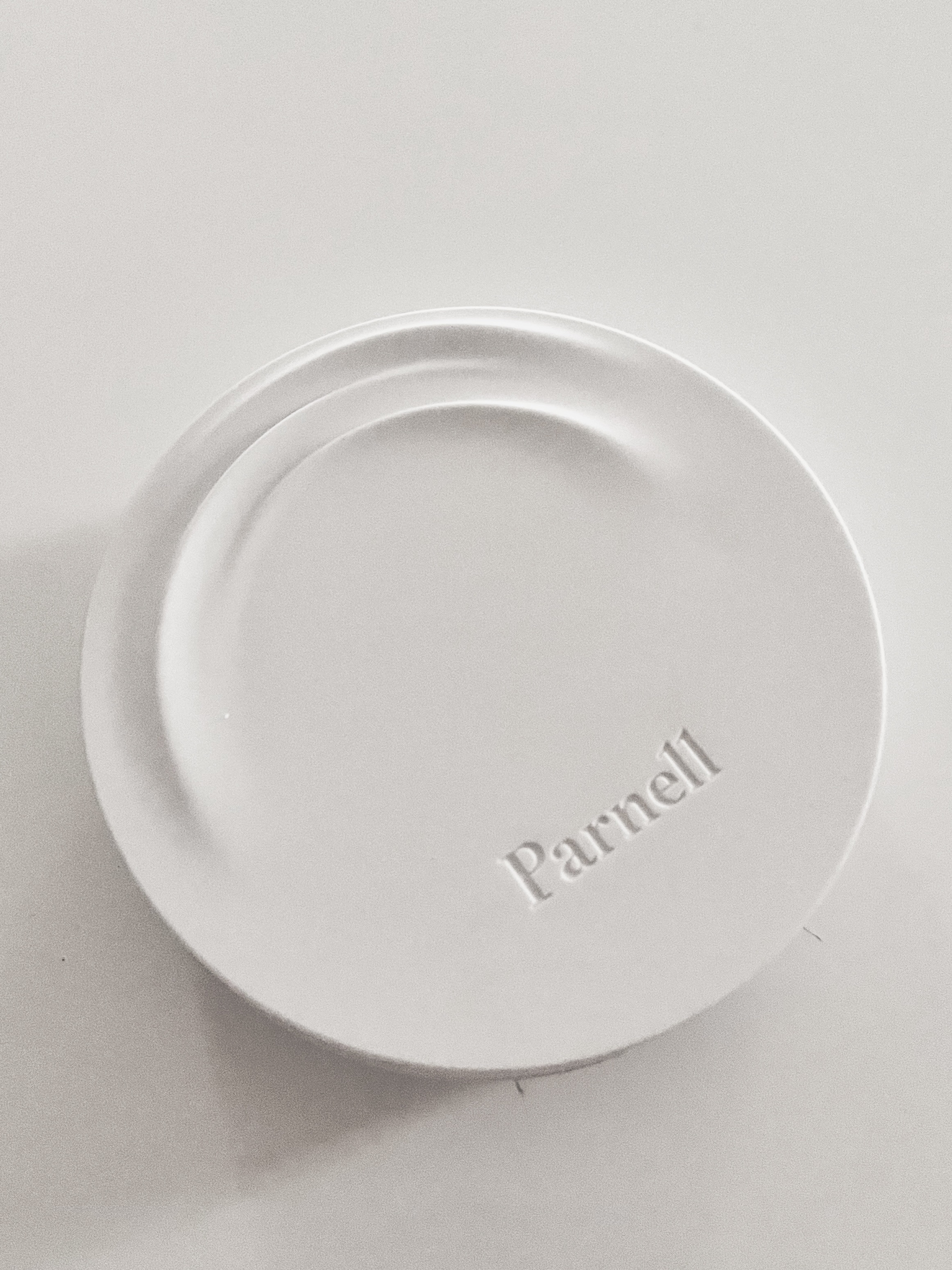 断捨離記録

3ヶ月前に購入したばかりだが？？
韓国のYouTuberさんが推してて
気になって買ったけど
これも白浮きしてシミが透ける…
標準色なのに…

#parnell
#シカマヌ　セラム　クッションファンデ
