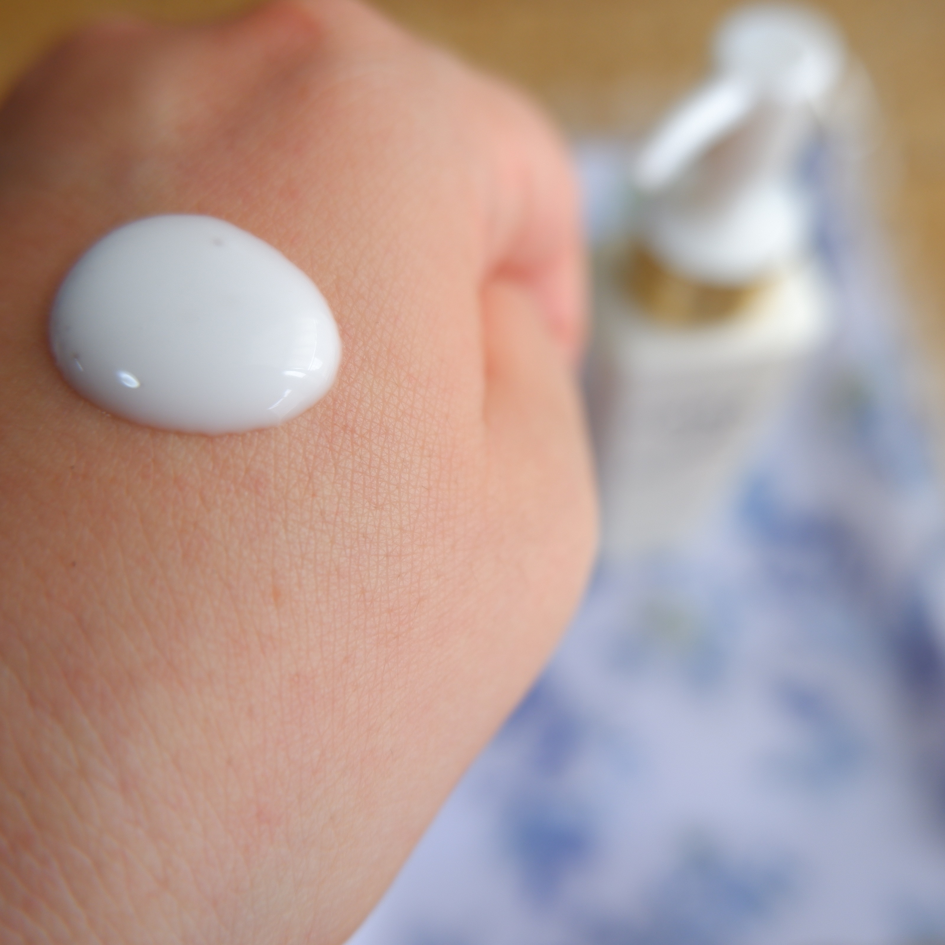 イオナ エフ エマルジョンのクチコミ「軽やかになじむ乳液です。

中身は真っ白な乳液。
みずみずしく、すっと伸びます。
とても軽やか.....」（2枚目）