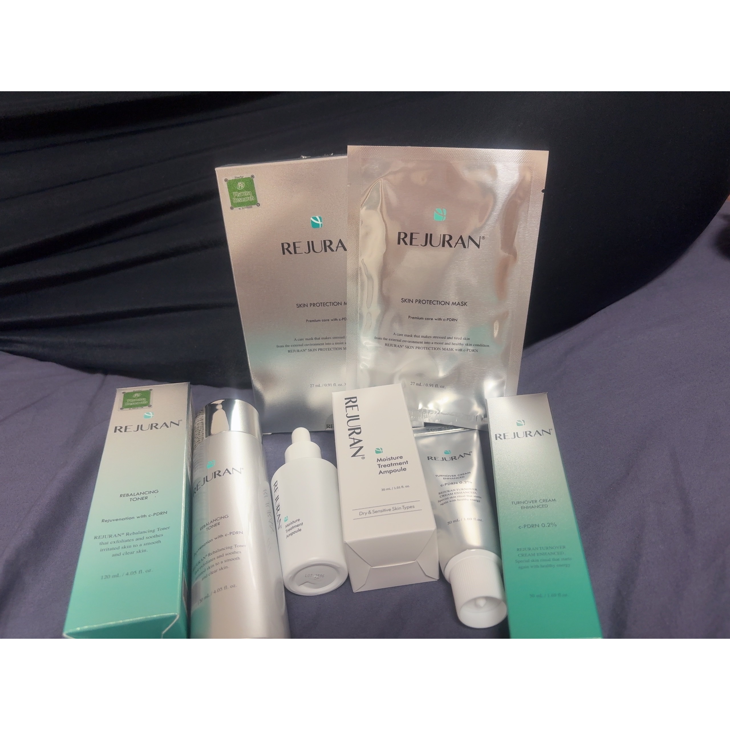 REJURANリジュラン リバランシングトナー、モイスチャートリートメントアンプル、ターンオーバーマスクのセットです😌🌸



使い出してから最近なんだか肌の調子がいいです✨

独特の香りがしますがそれほど気になりません🐒


