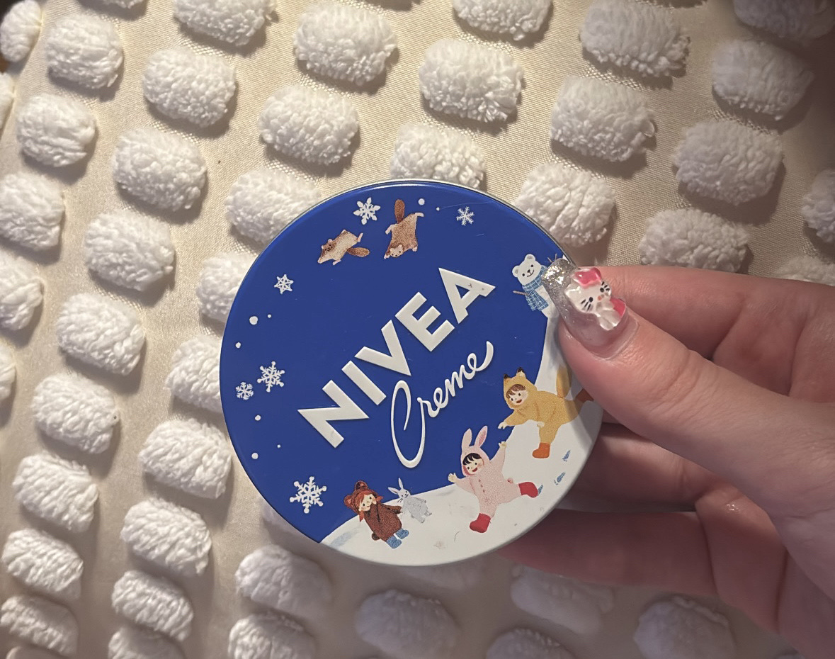 
💭ニベア💛💙
ニベアクリーム  
中缶 56g     ¥875


素肌のうるおいを守り、
肌を健康に保ちます💘

乾いた空気・冷たい外気・汚れなどの
刺激から肌を保護し、荒れを防ぎます🩵🫧‪

スクワラン・ホホバオイル配合