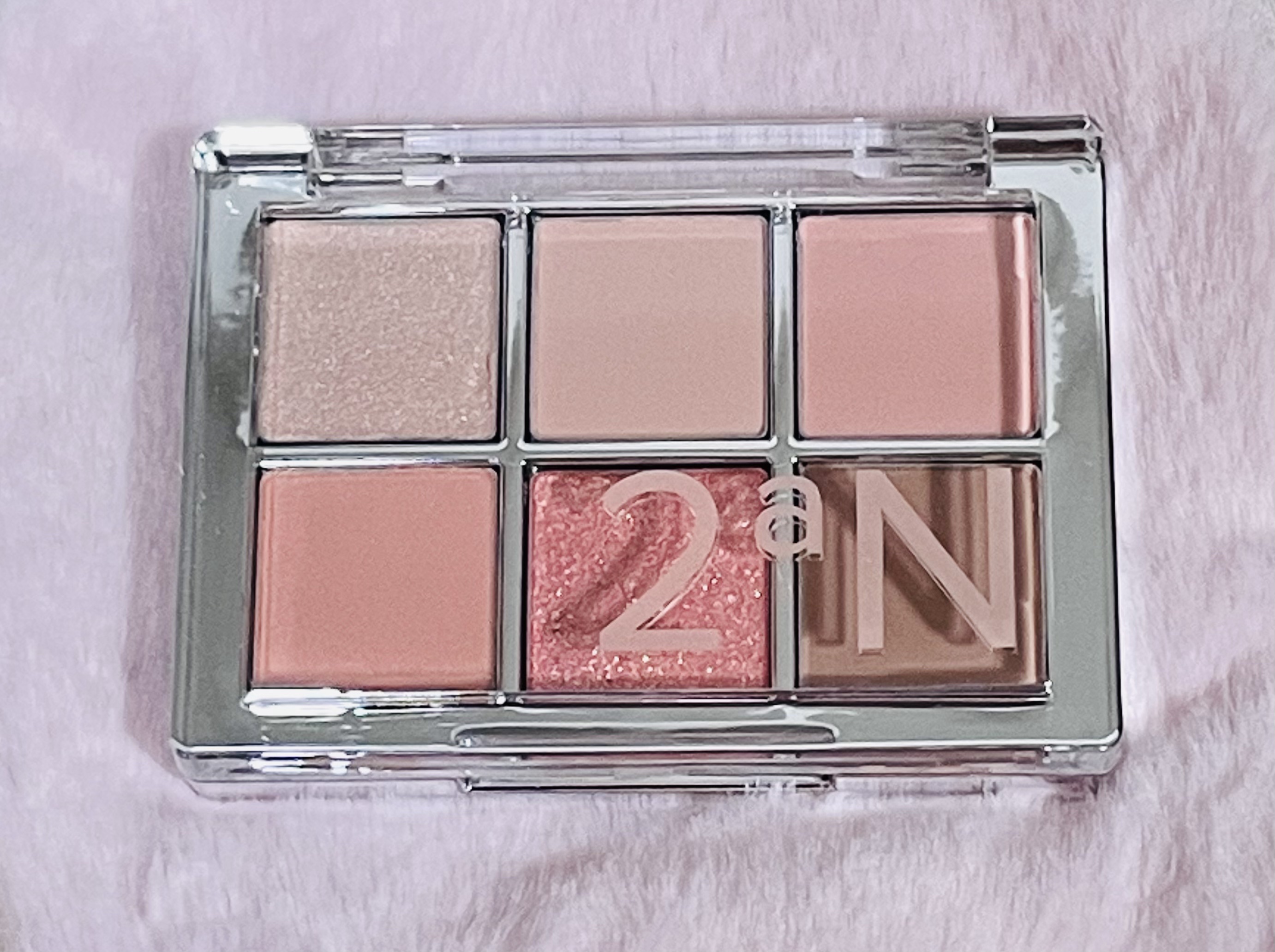 最近ピンクアイシャドウが気になって気になって買った2aN！！
かーわーいーいーーー！！！✨
見てるだけであがりますね⤴️

6色なのがちょうどよい
でかパレットだとどこに何色使っていいか迷子になるけど初心者の私にはこれくらいがちょうどよいで