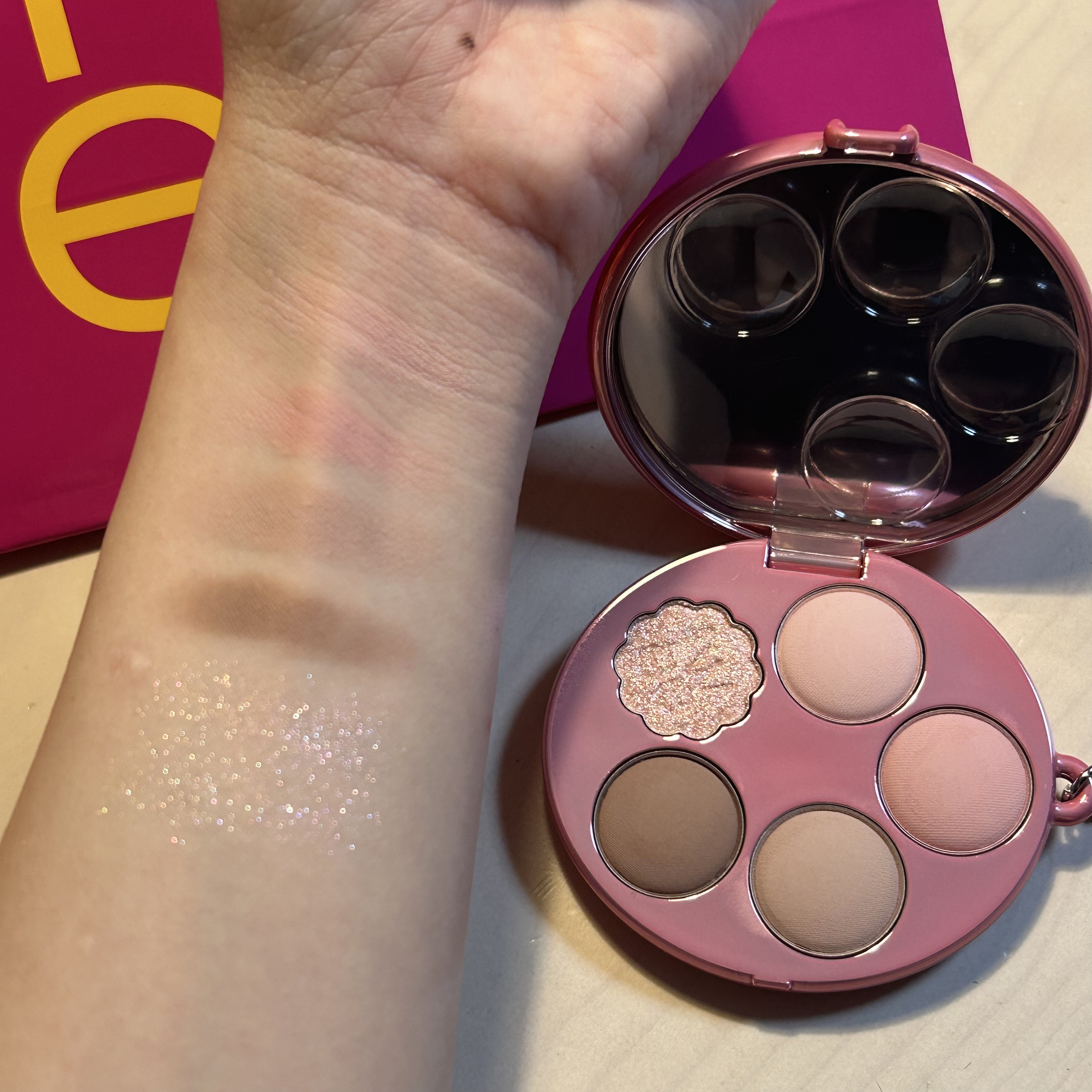 フィー ポケットアイパレット EP03 ストロベリーホイップ/fwee/アイシャドウパレットを使ったクチコミ（3枚目）