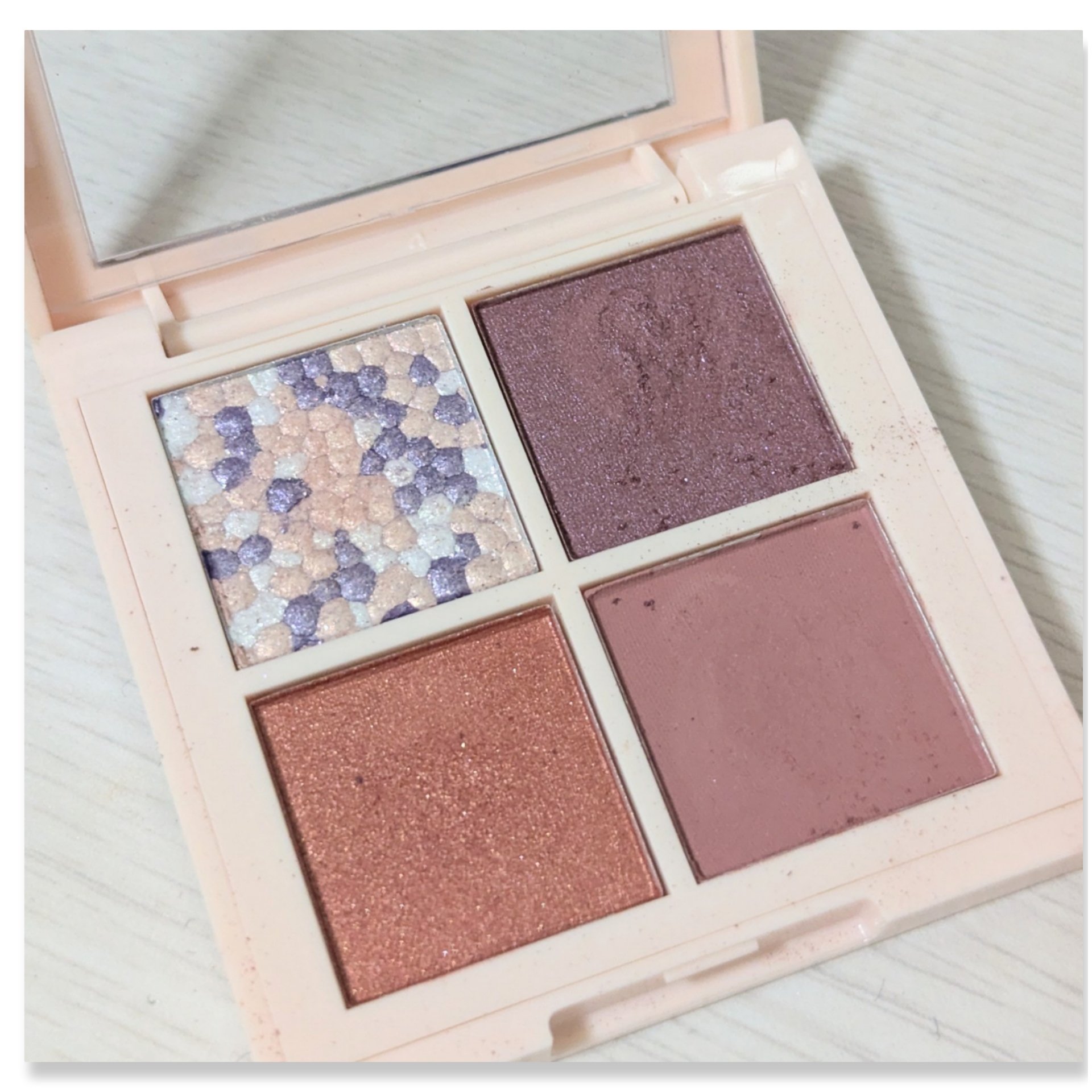 レブロン ダズル アイシャドウ クアッド/REVLON/アイシャドウパレットを使ったクチコミ（3枚目）