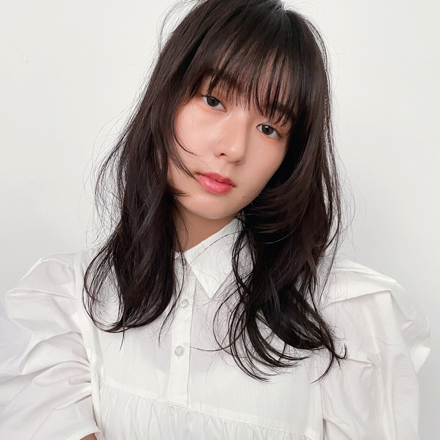 ブルべ冬の女性