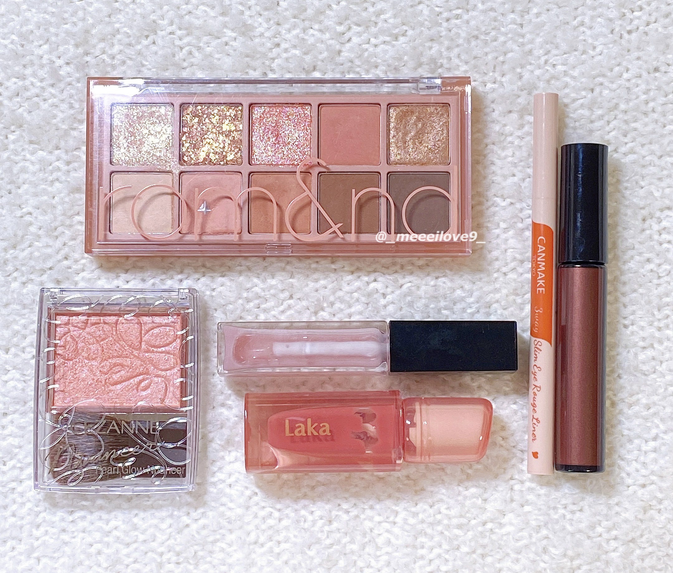 【今日のメイク】
夏のオレンジメイクをしました🧡✨

♡ ロムアンド　ベターザンパレット
01 パンパスガーデン　　◯イエベ春◯
マットのオレンジに左上のラメを重ねる！

♡ キャンメイク　3wayスリムアイルージュライナー
02 シアー