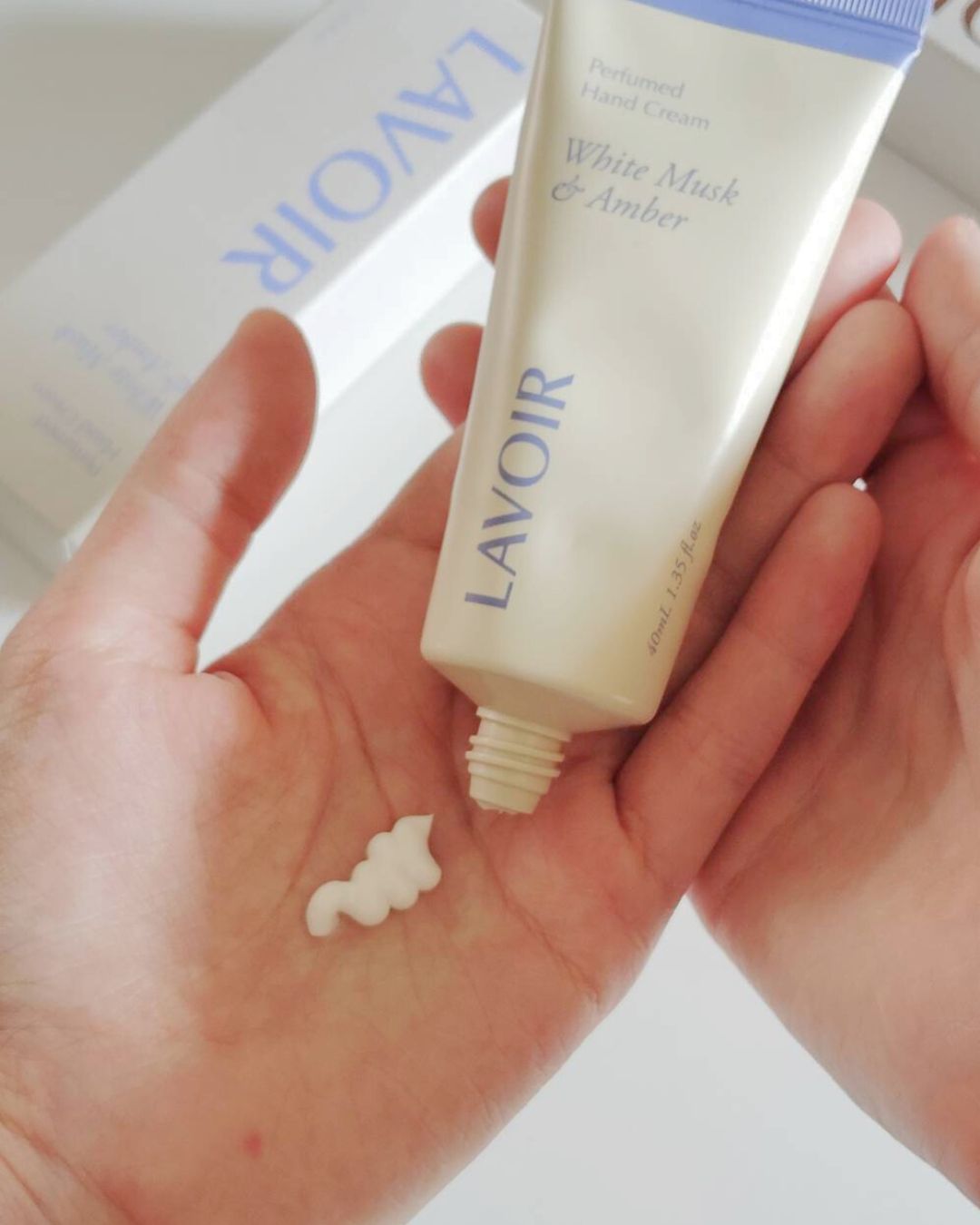 パフュームハンドクリーム ホワイトムスク＆アンバー/LAVOIR/ハンドクリームを使ったクチコミ（3枚目）