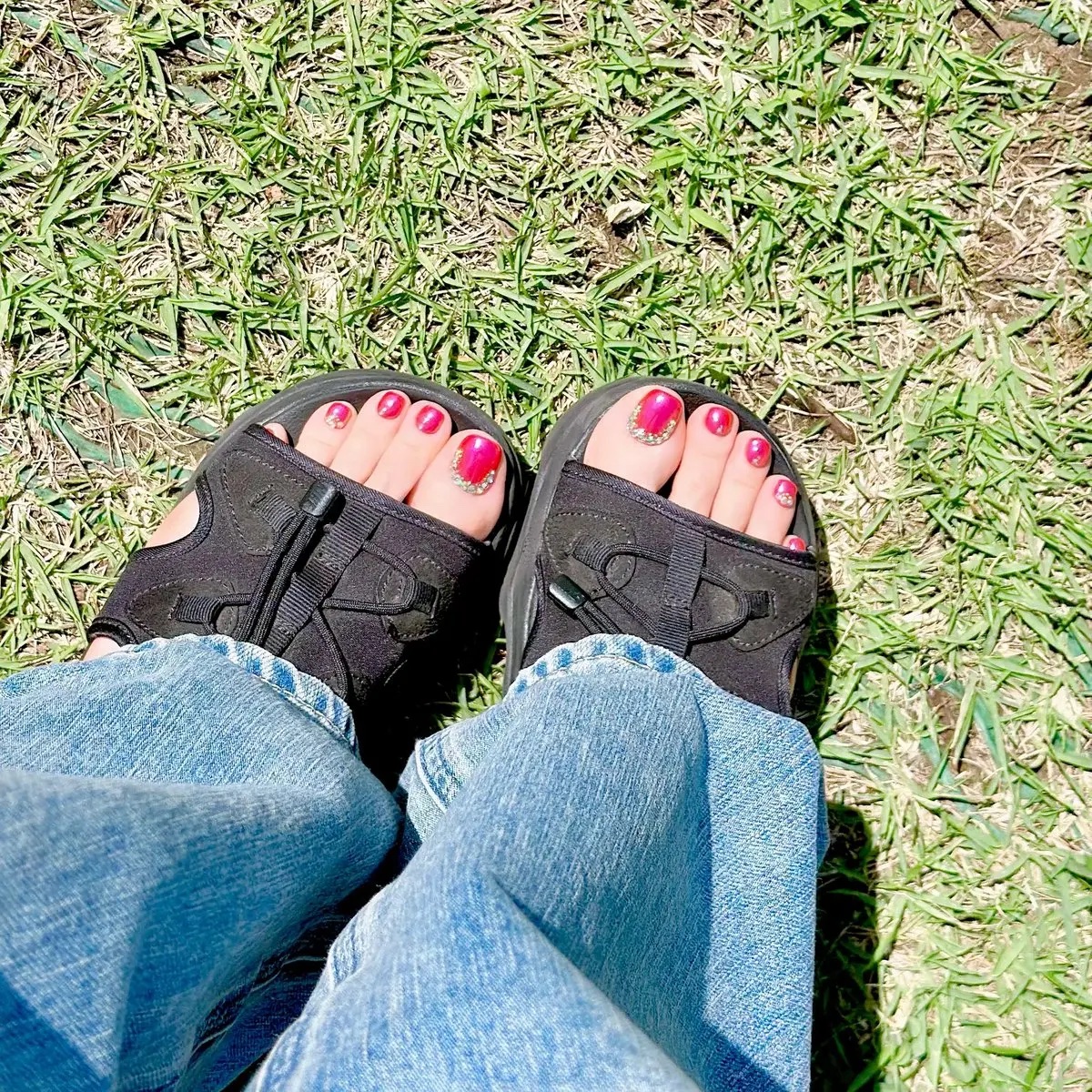 7月のフット&ハンドネイル🎀

ハンドはいい子ちゃんしつつ足のお爪でテンション上げていくスタイル🩷
2歳👦が「ママあしピンクぅー？！かわいいねぇー！！！🥰」と褒めてくれるので大満足😂

#砂浜映えフットネイル 