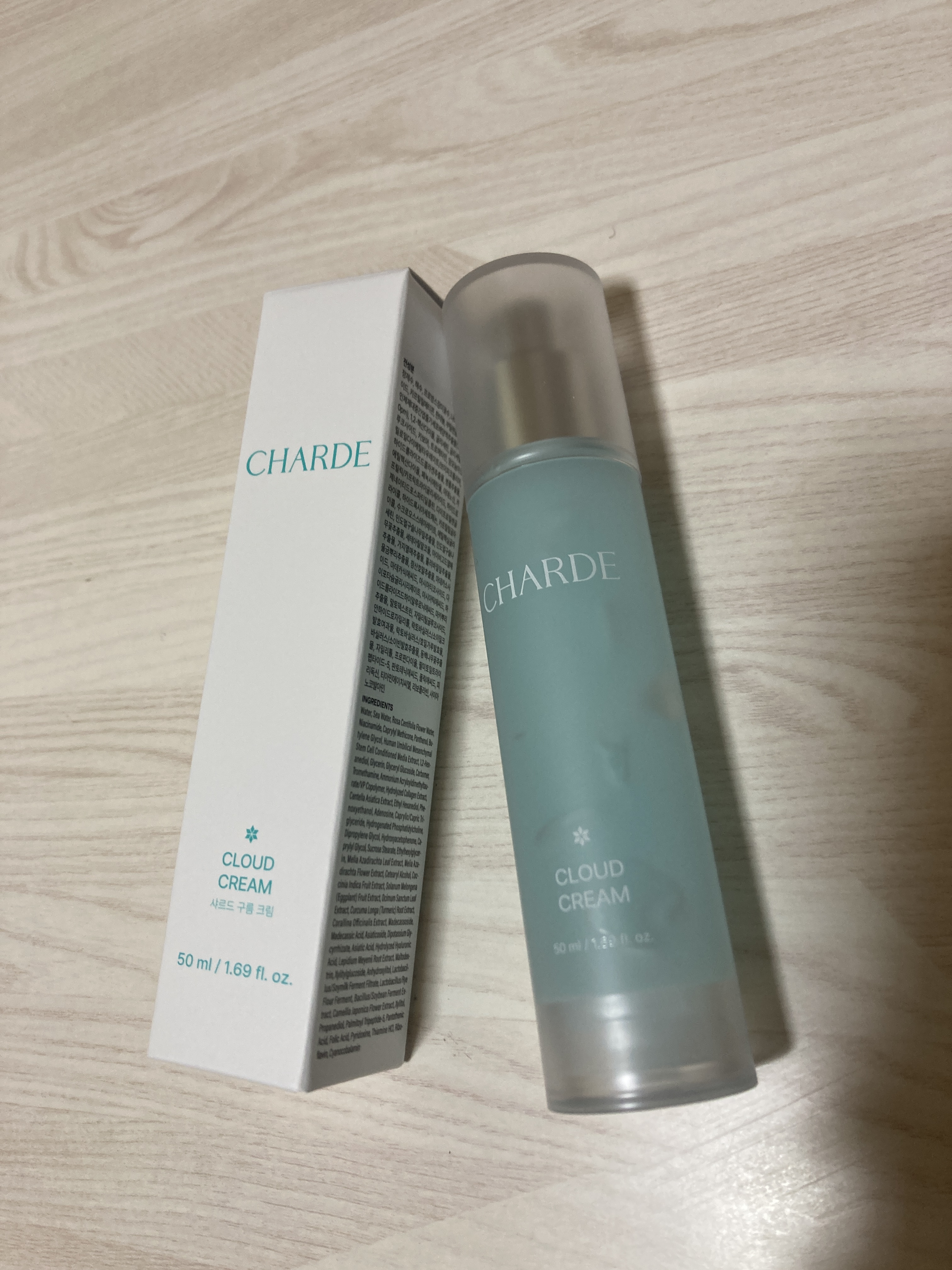 【CHARDE  クラウドクリーム】

まるで雲のようにふんわり軽やかなクリーム。

ジェルのようにみずみずしいクリームです！

30％の海水*（保湿成分）、ナイアシンアミド2%*¹を含む処方で。
肌にうるおいをチャージしながら、しっとりな