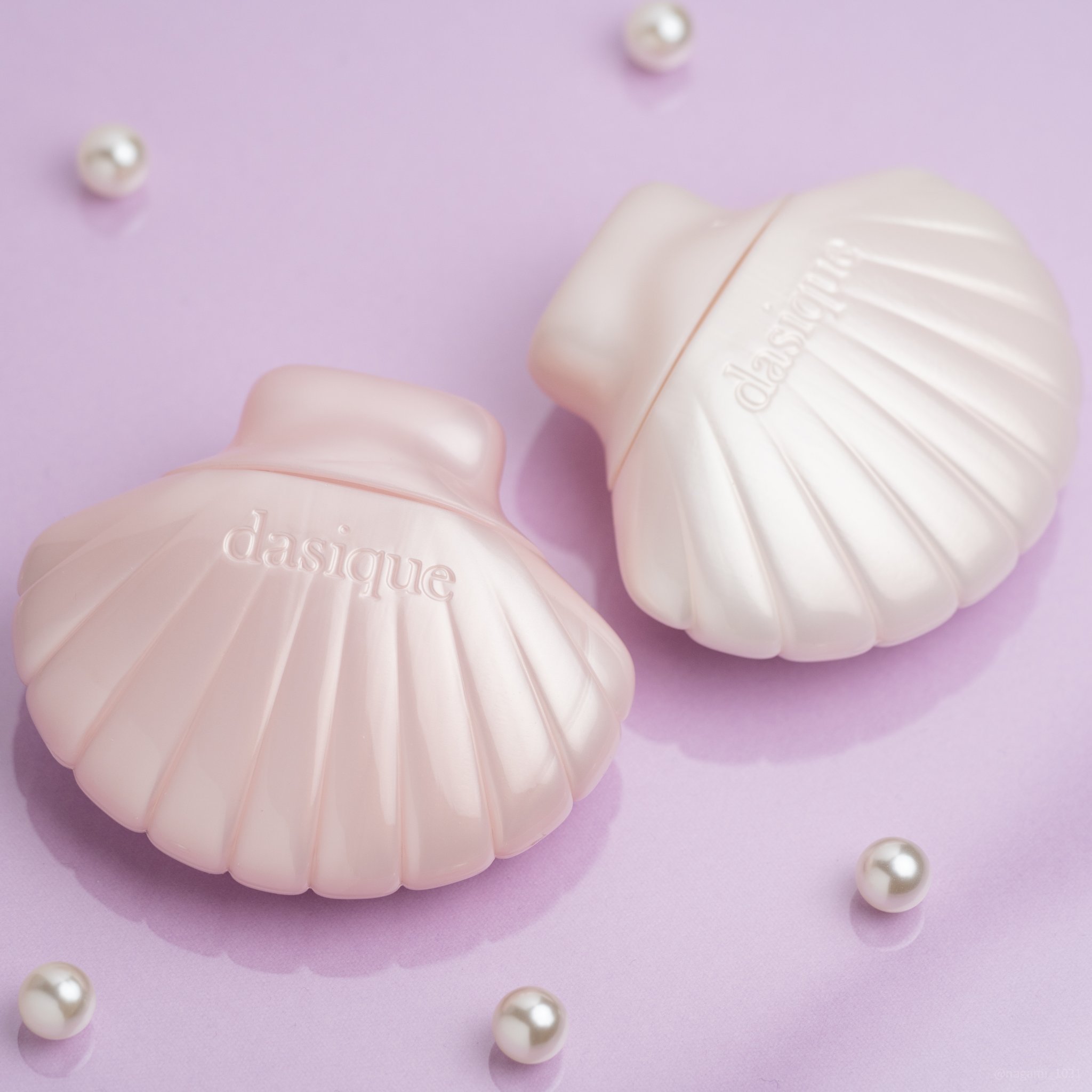 dasiqueの貝殻モチーフが可愛すぎる日焼け止め＆下地🧜‍♀️

🫧アクアシェルサンクリーム（白い方、4枚目の画像上）
SPF50+ PA++++でしっかり紫外線対策できるのに、みずみずしくて乾燥しない！油分ではなく水分で潤ってる感じ