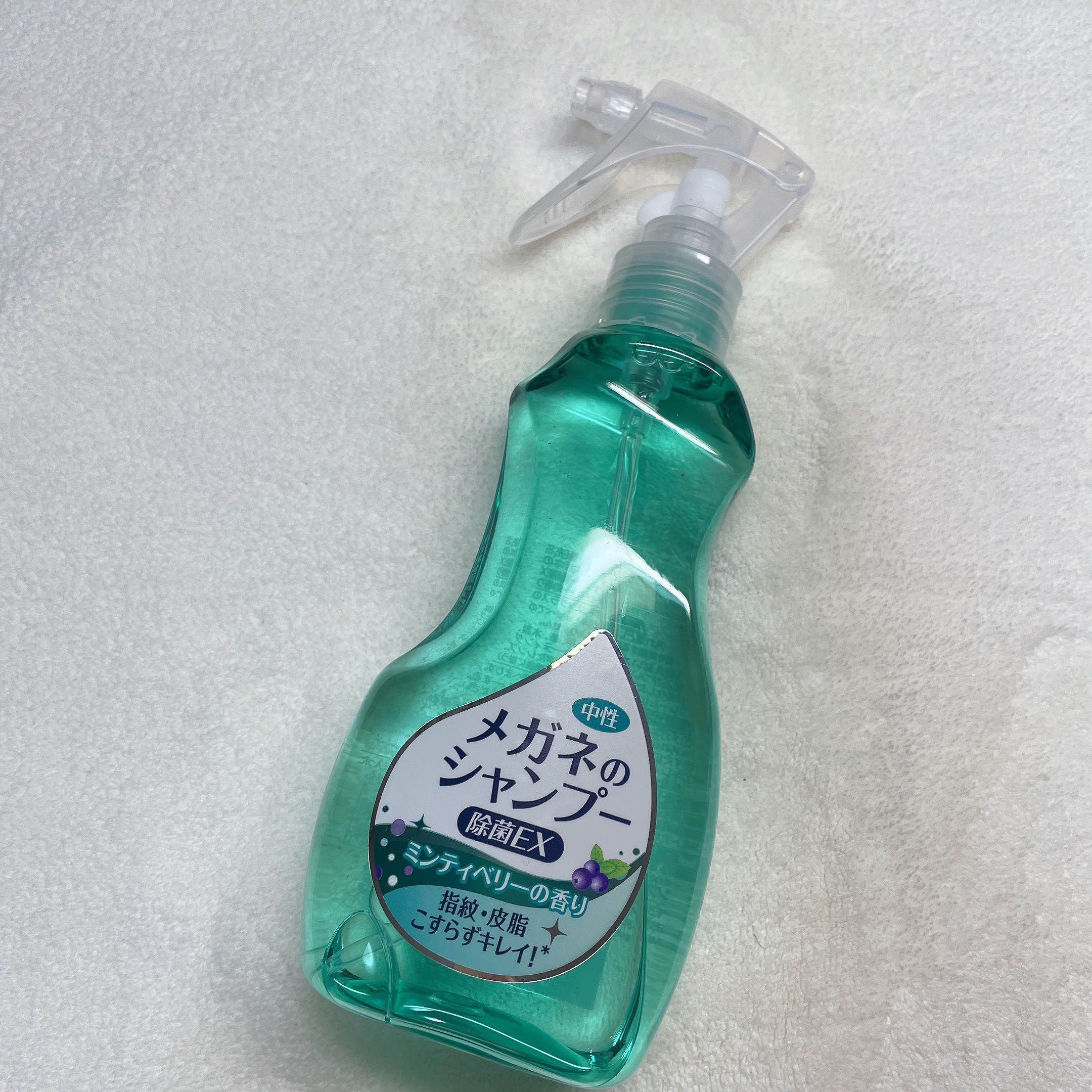 「メガネのシャンプー 除菌EX ミンティベリーの香り」

メガネにスプレーし、水で流すだけ。
汗や皮脂などしつこい汚れはもちろん、鼻パッドや耳あて部分に付着した目に見えない雑菌までスッキリ除去し、メガネを清潔に保ってくれます。

レンズにも