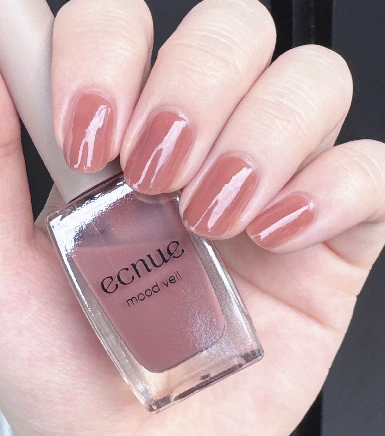 ecnue / cinnamon

赤まではいかないけど、ピンクより血色感が欲しい！って時に重宝するカラー。

透け感のあるカラーだけどムラになりにくく、
仕上がりの艶もとても綺麗です。

何を塗ろうか迷った時、手に取ることの多いお気に入り