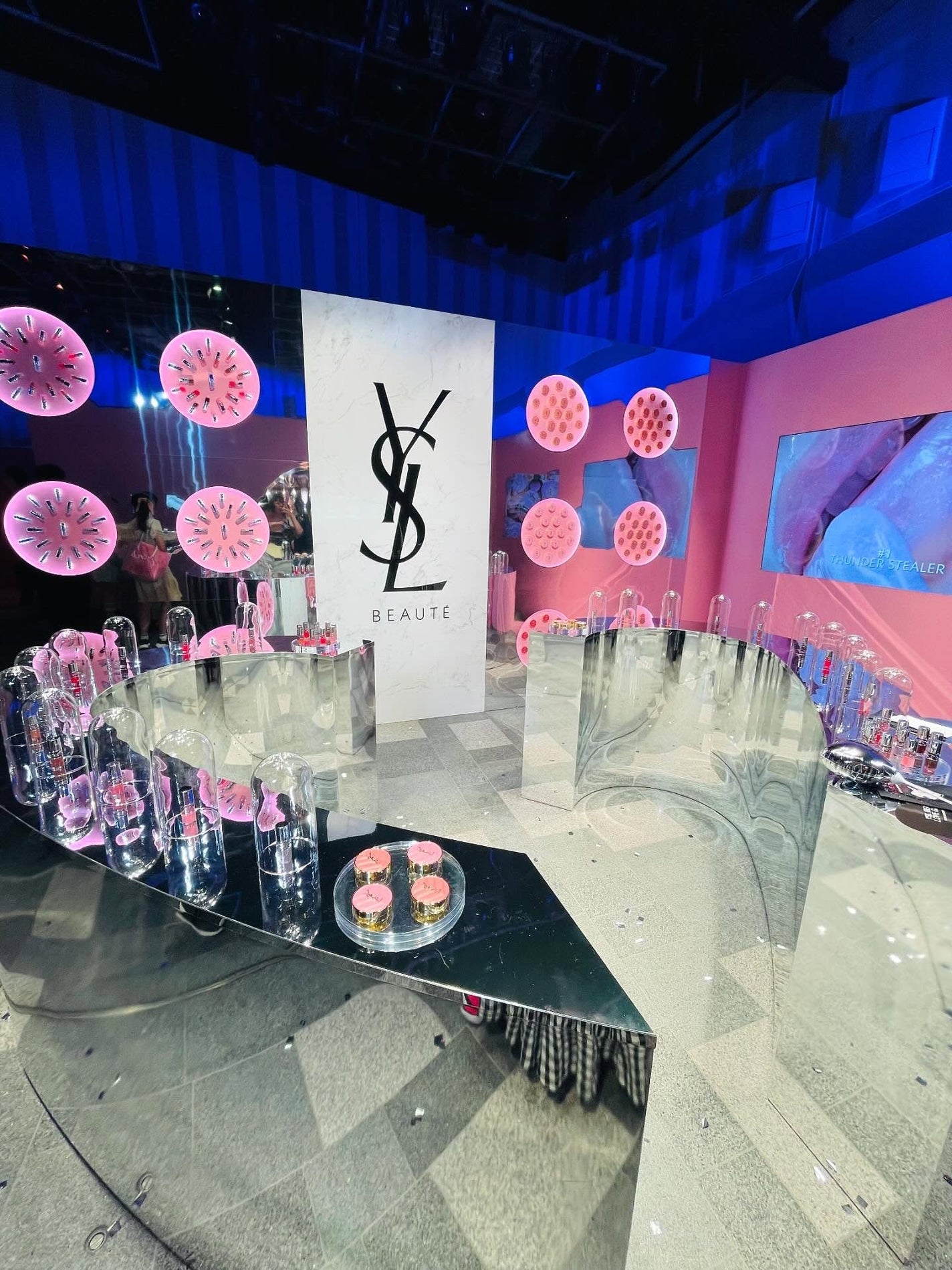 AZ on LIPS 「「YSLBEAUTYLOVEGAMETOKYOUNDERGRO..」(3枚目)