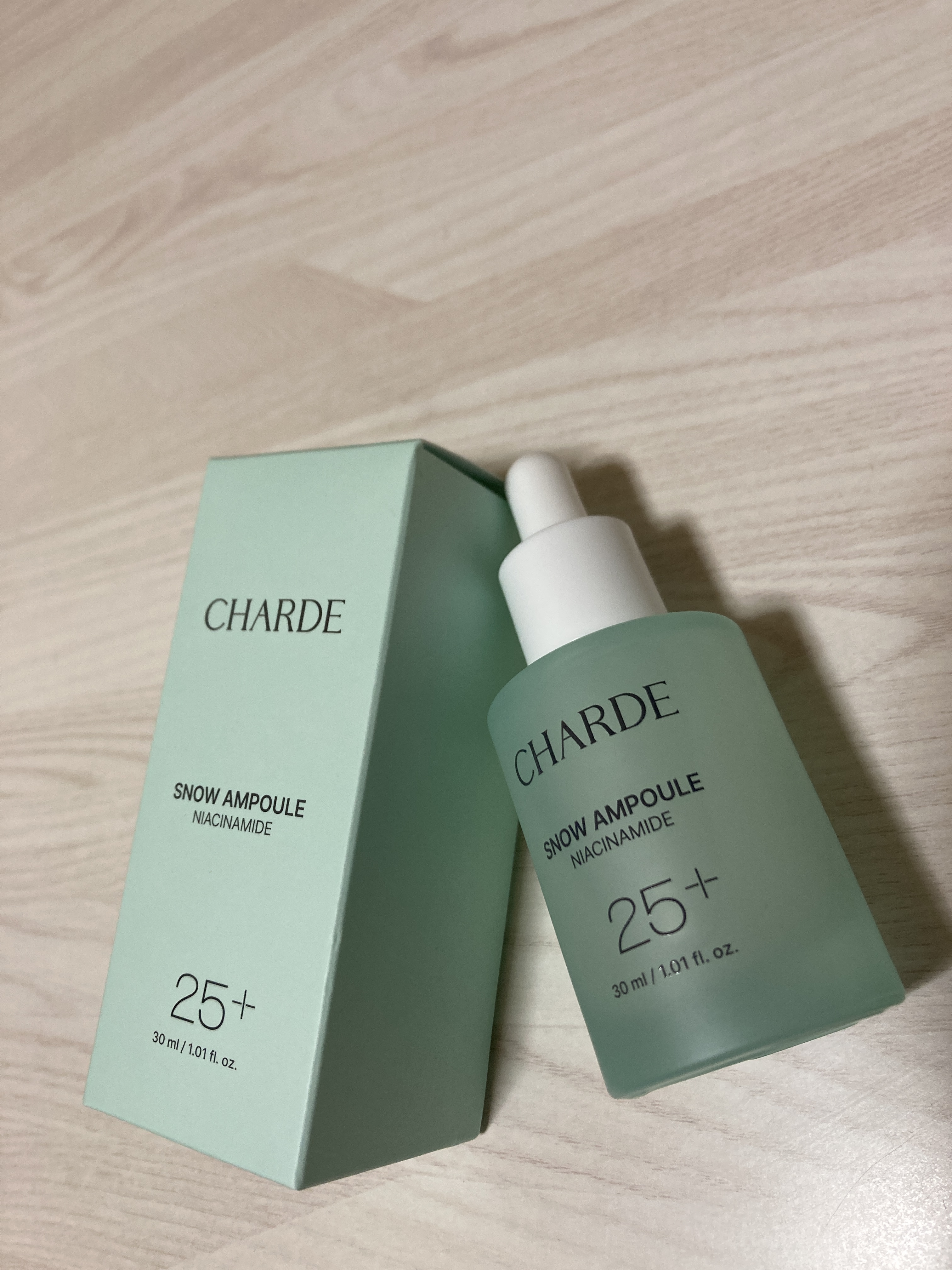 【CHARDE スノーアンプル】

ナイアシンアミド25％配合で肌を健やかに保ち、 うるおいのある明るい肌へ導くサポートしてくれるアンプル。

使用感はさっぱりしていて、この時期に使いやすいです！

肌にもなじみやすいし使用感も良いから、こ