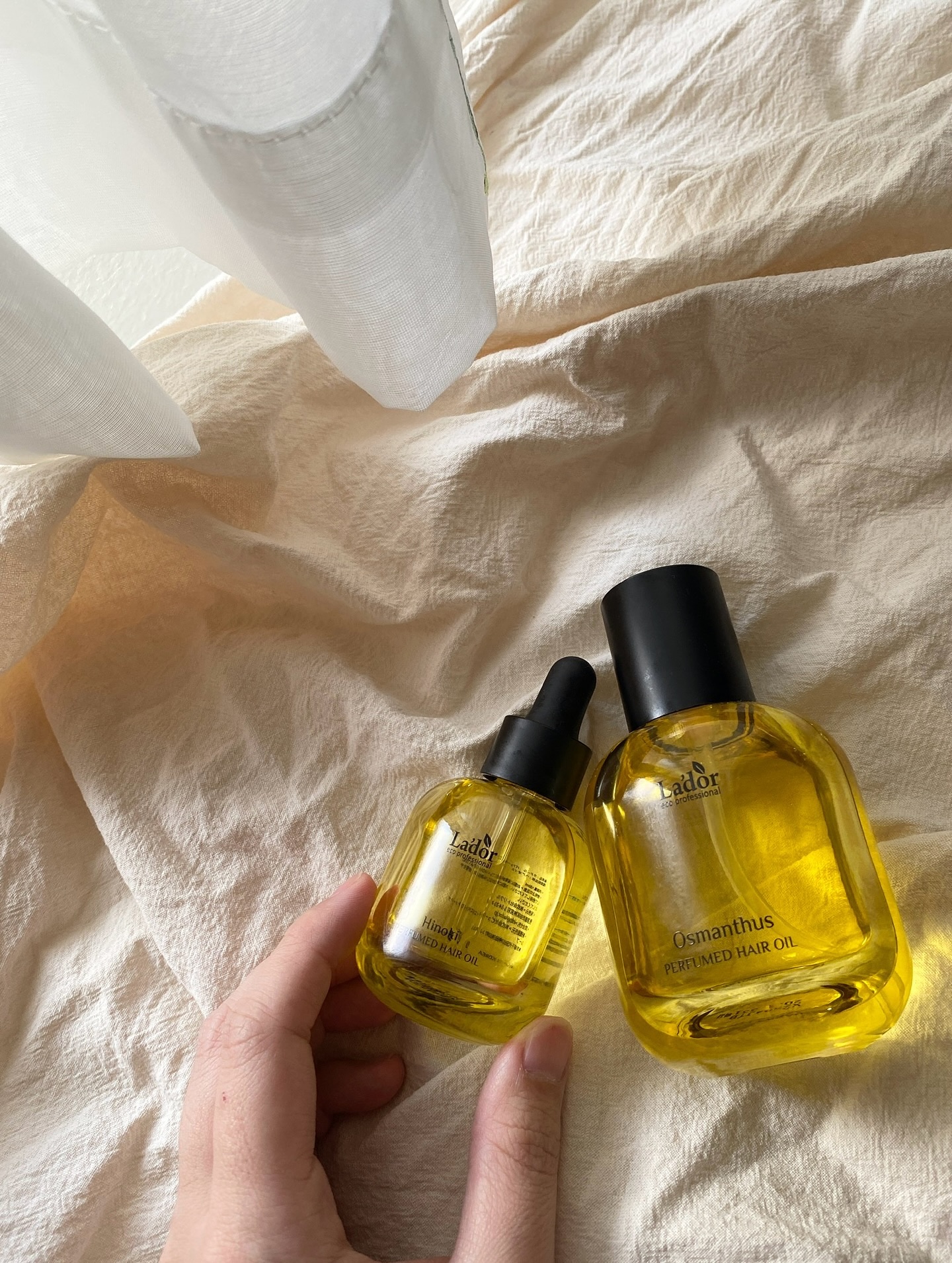 オリグロでリアルバイしたLADORのヘアオイル❤︎
ポンプタイプ80mlのosmanthus🌿と
プレゼントキャンペーンイベントでいただいた
30mlスポイトタイプのHinoki🌳
どちらも良い香りですがテクスチャーが違うので
シーンに