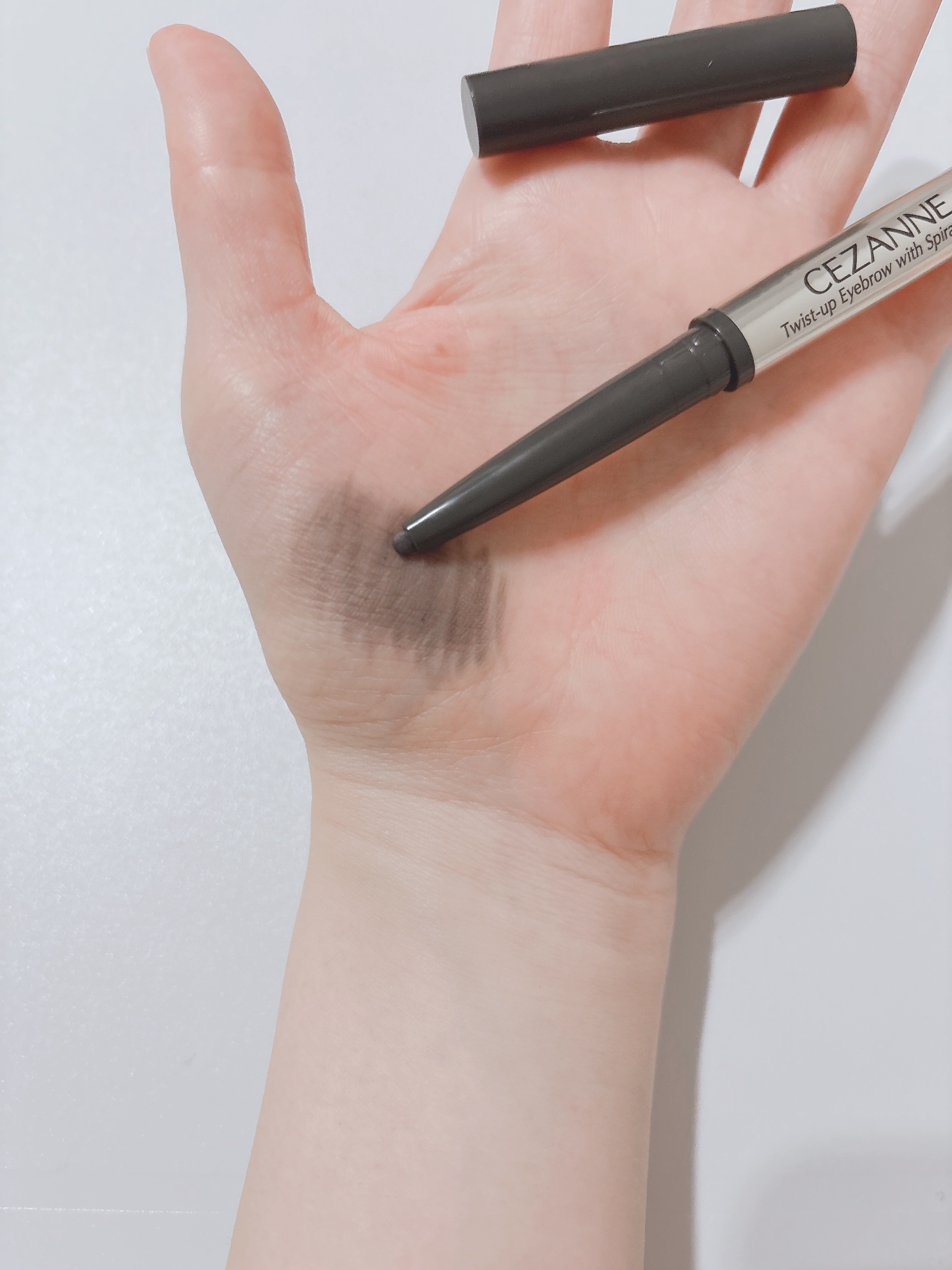 セザンヌの太い方のアイブロウを使ってみた！
ーーーーーーーーーーーーーーーーーーーー


KATEのアイブロウペンシルもすぐなくなってしまったので新しいアイブロウペンシルを探していました🙋‍♀️


セザンヌもKATE も細芯と謳っている