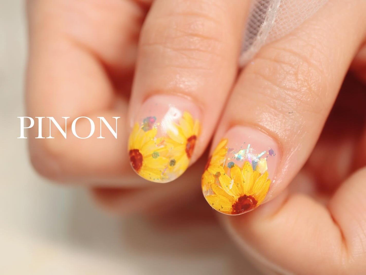 shino on LIPS 「simplecourse向日葵ネイル🌻キラキラホロで光が当たる..」(1枚目)