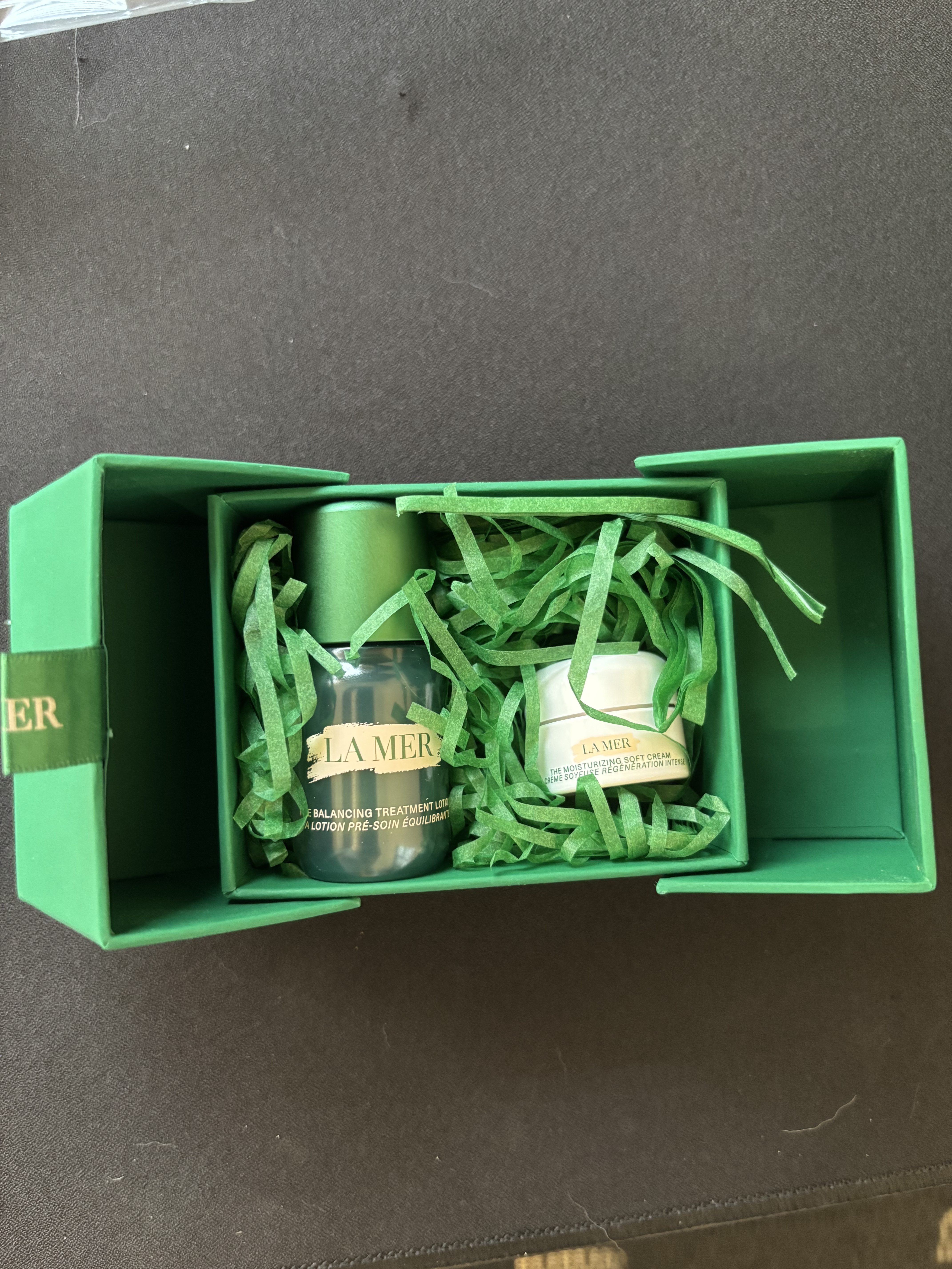 LA MER　ザ・バランシングローション
ザ・モイスチャライジング ソフト クリーム
トライアルセット

公式のオンラインでトライアルセットを購入

ローションは肌馴染みがよいわけではないのですが導入美容液なしでも良さそうでした

クリーム