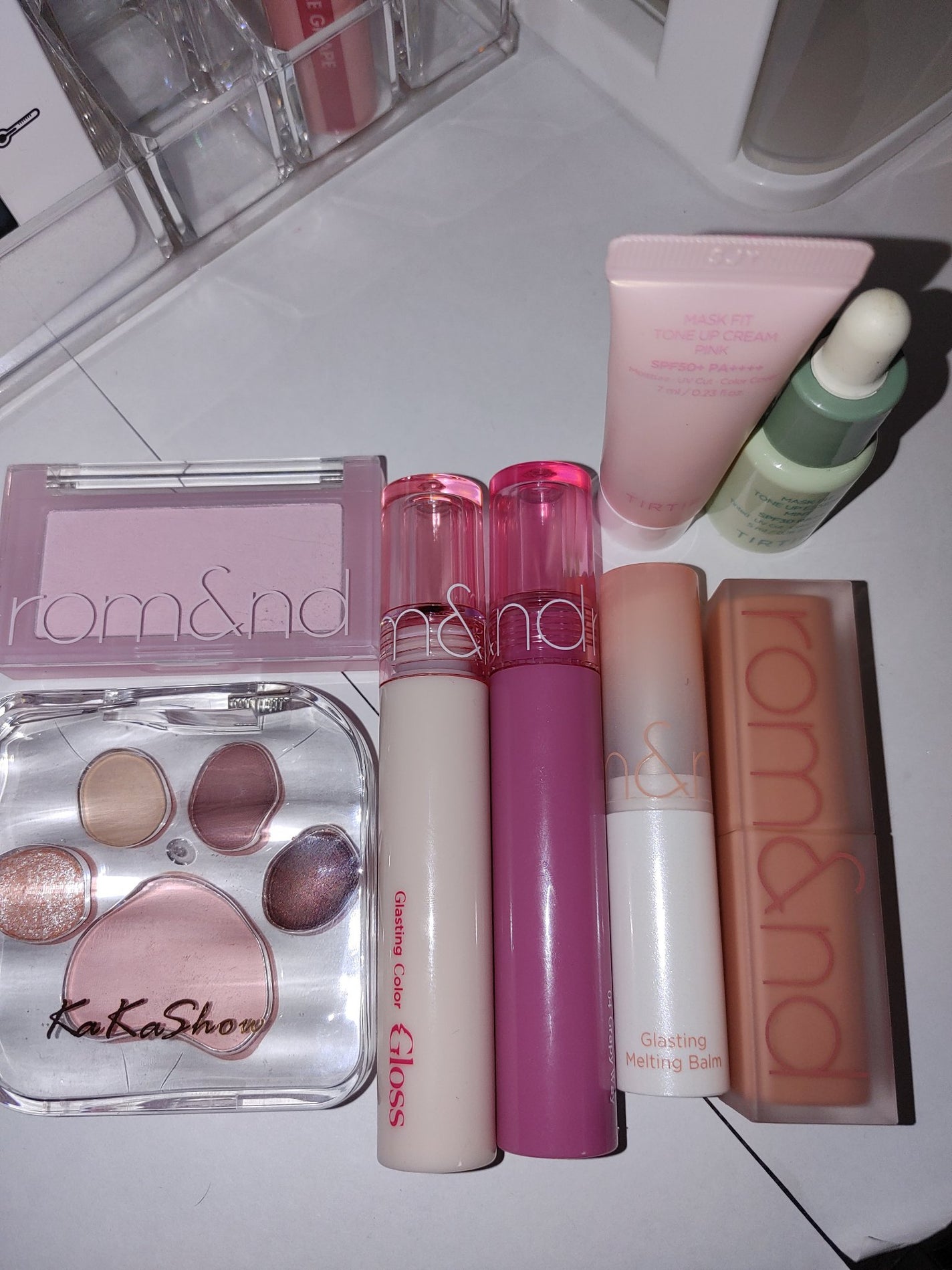 らな on LIPS 「今までクレーンゲームで獲得してきたコスメたち(一つミルフィーの..」(1枚目)